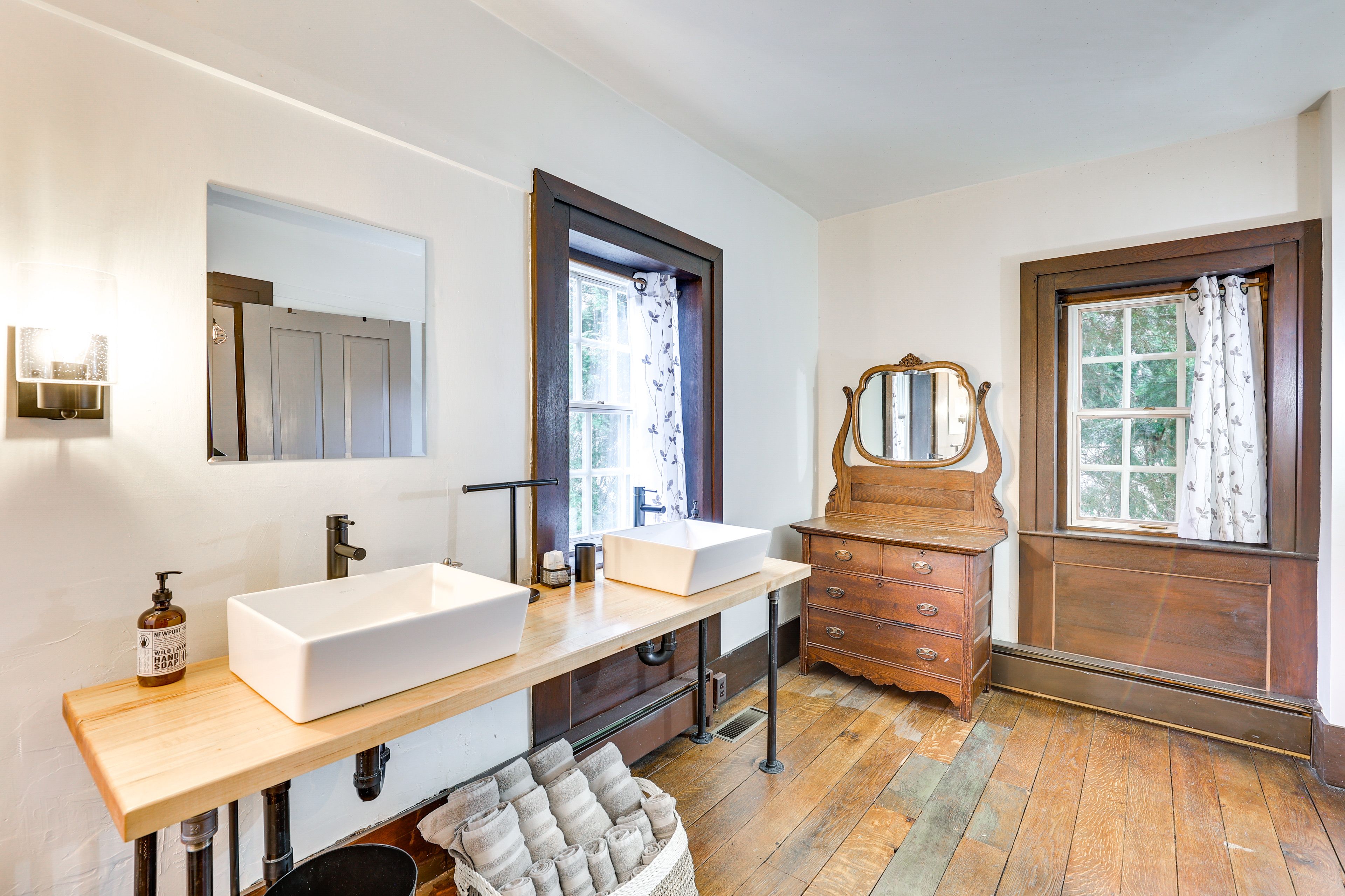 Full Bathroom | 2nd Level | Complimentary Toiletries