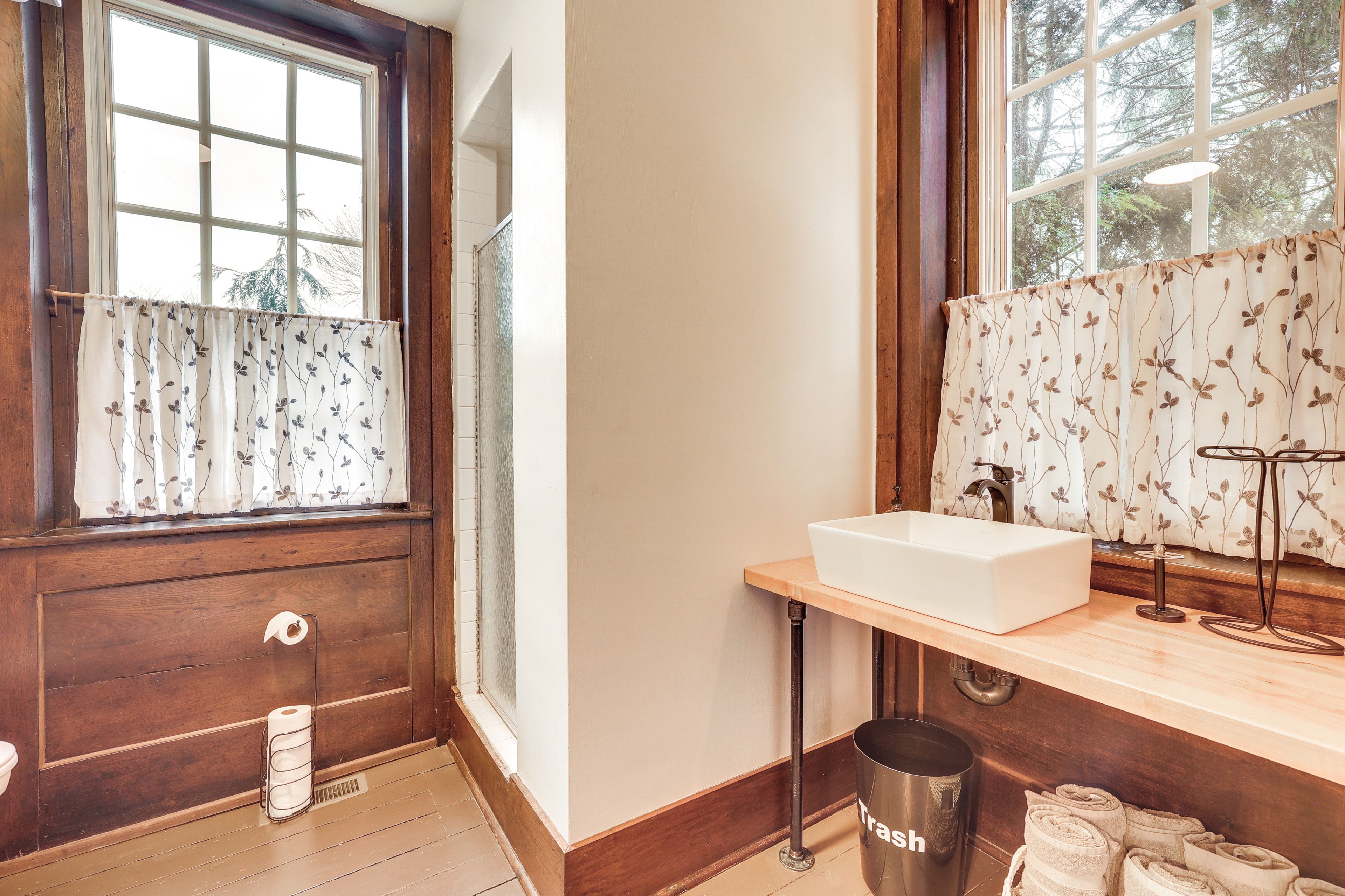 Full Bathroom | 1st Level | Towels Provided