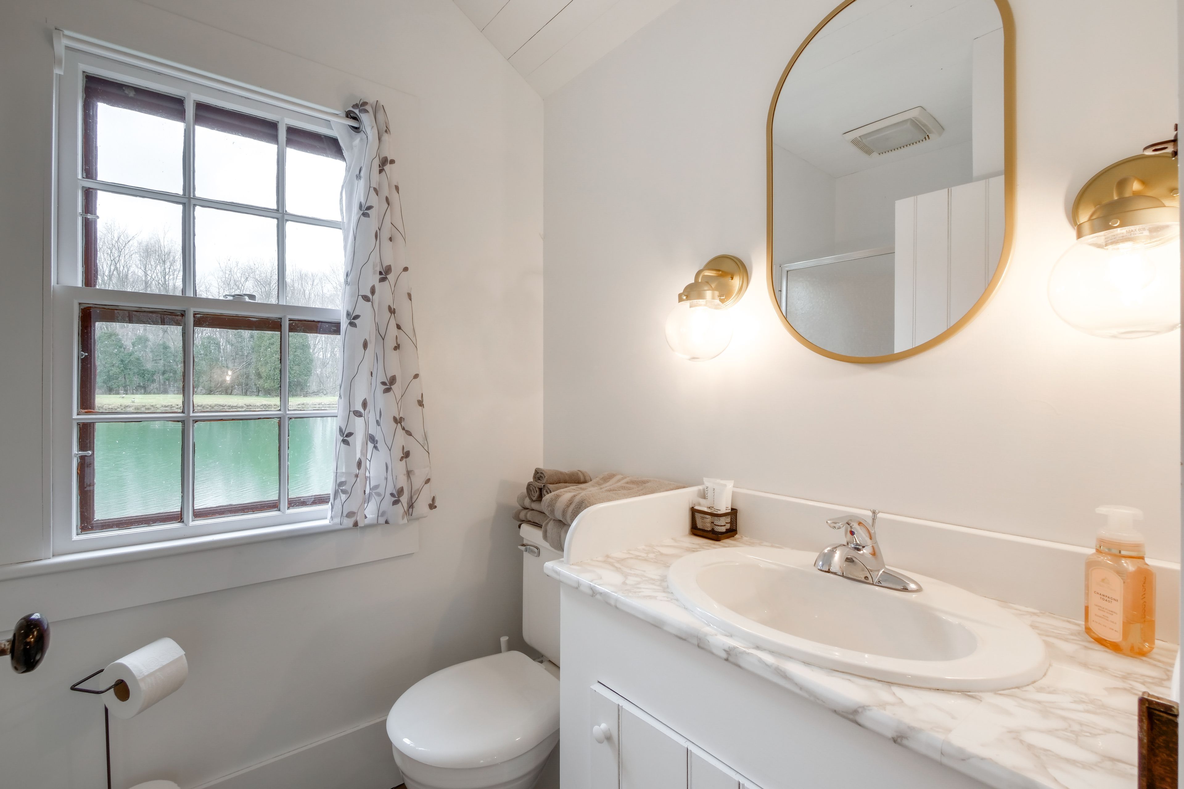 Full Bathroom | Main Level | Towels Provided | Complimentary Toiletries