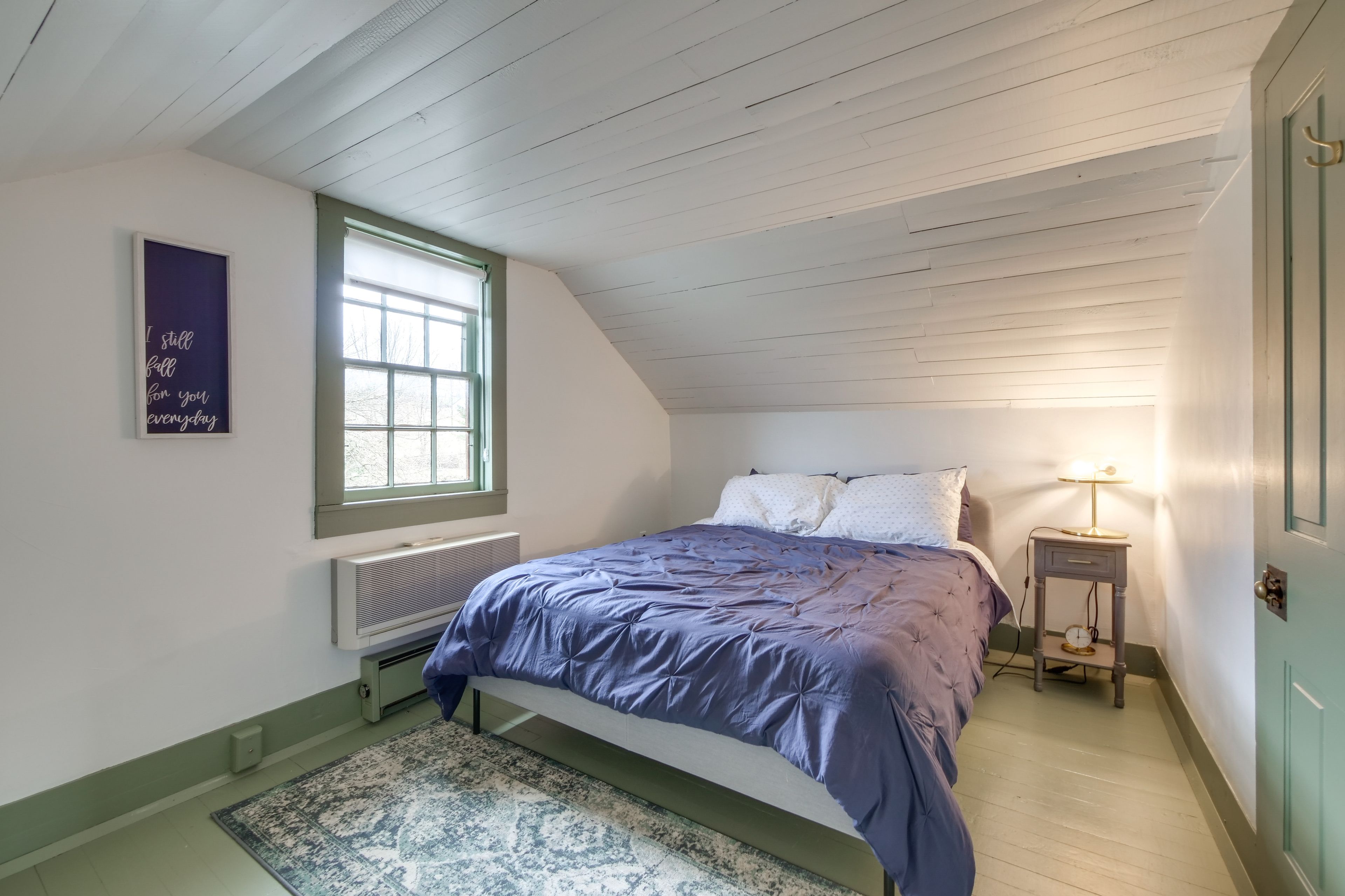 Bedroom | Upper Level | Queen Bed | Linens Provided