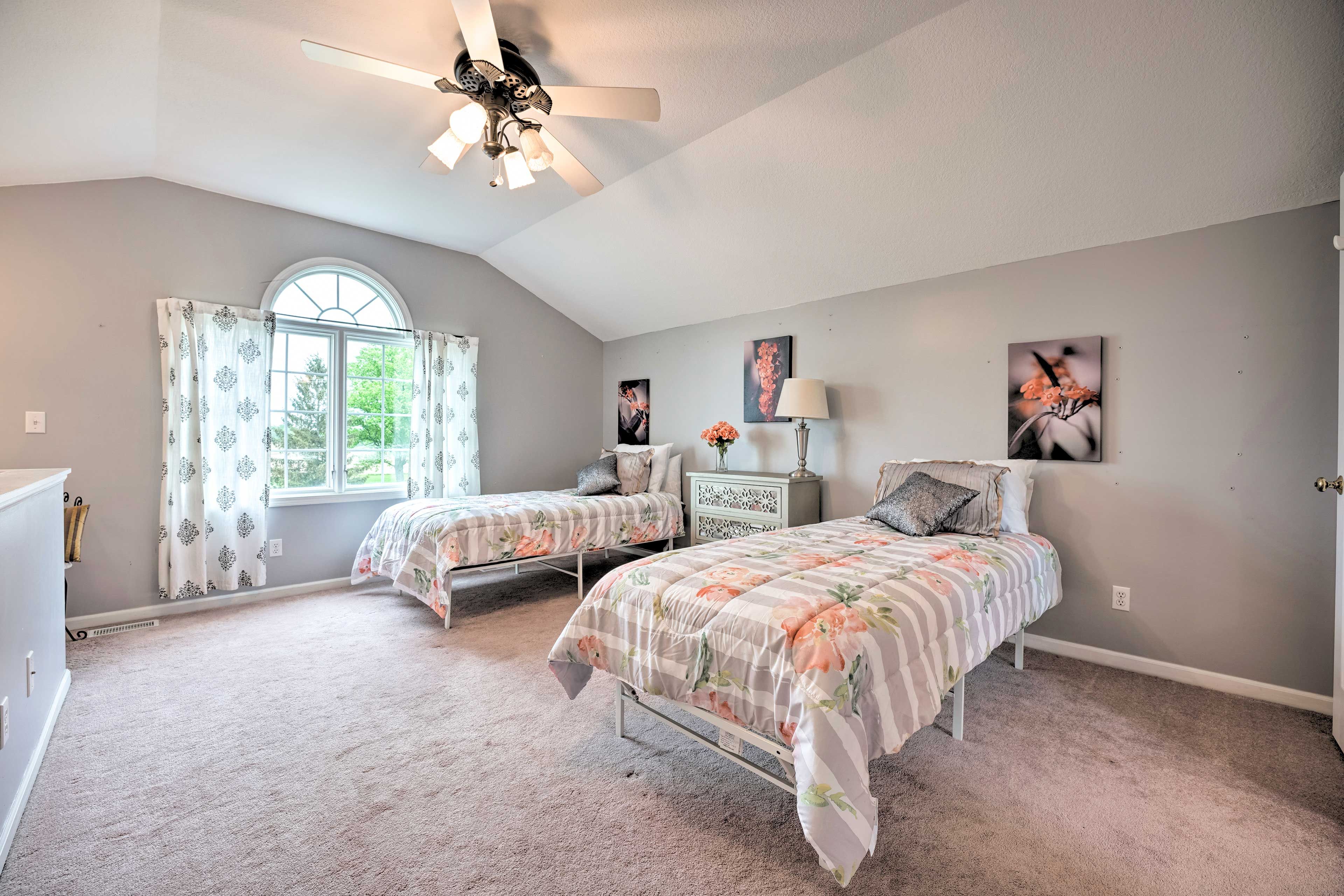 Bedroom 3 (Main House, Loft Area): 2 Twin Beds | Full Bed