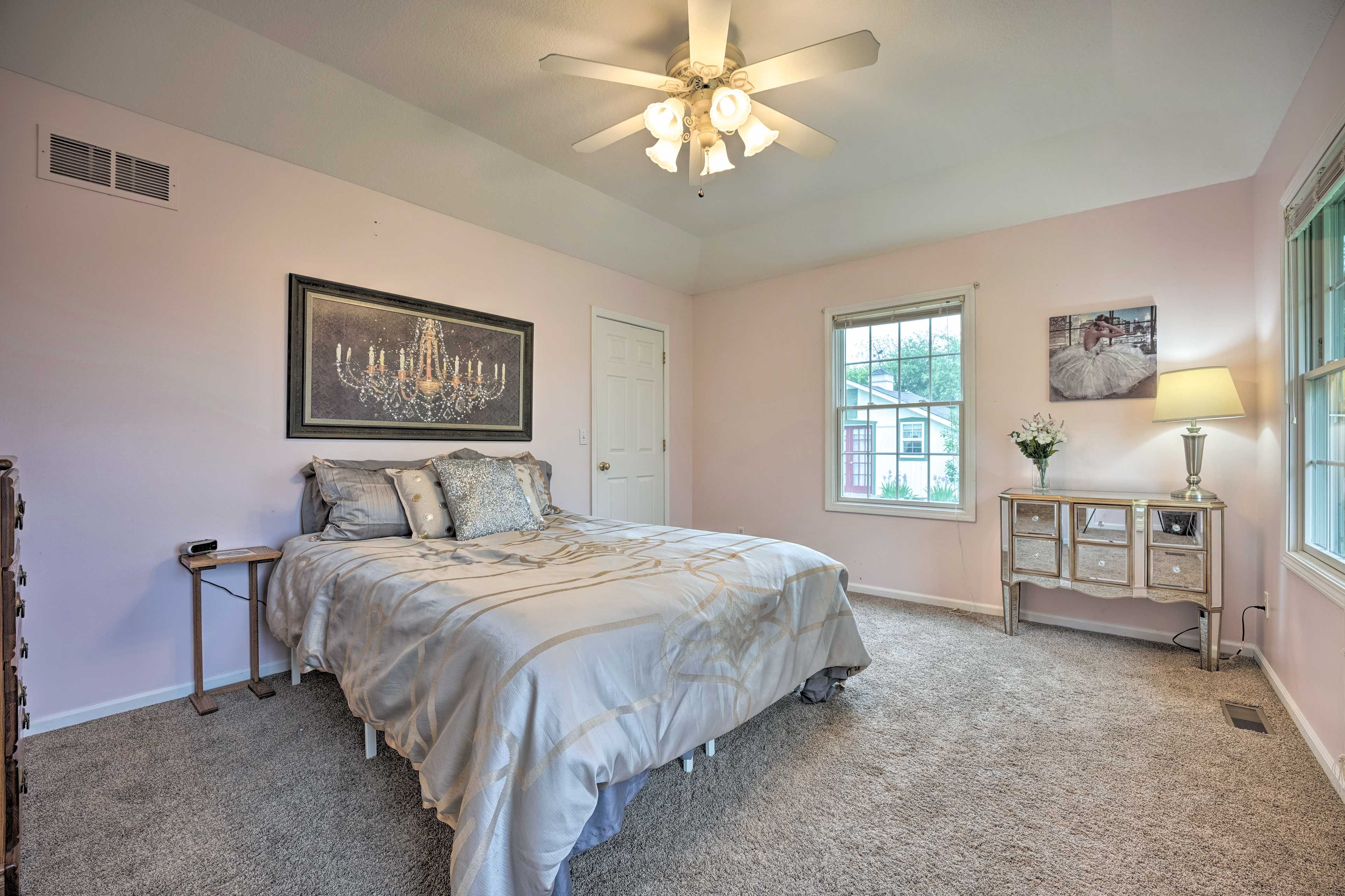 Bedroom 1 (Main House ) | Queen Bed | Linens Provided