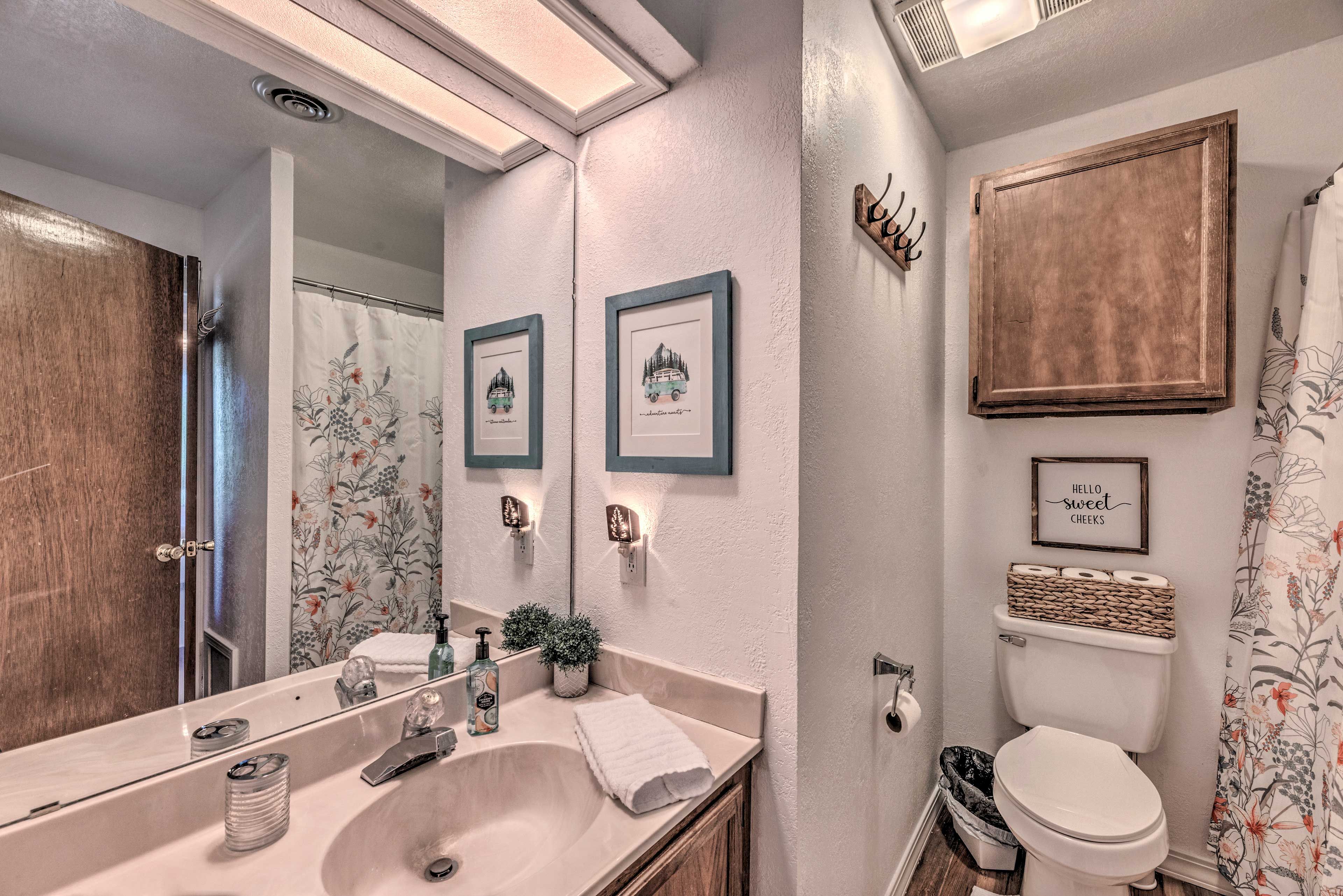 Full Bathroom | Shared | Towels Provided | 2nd Floor | Complimentary Toiletries