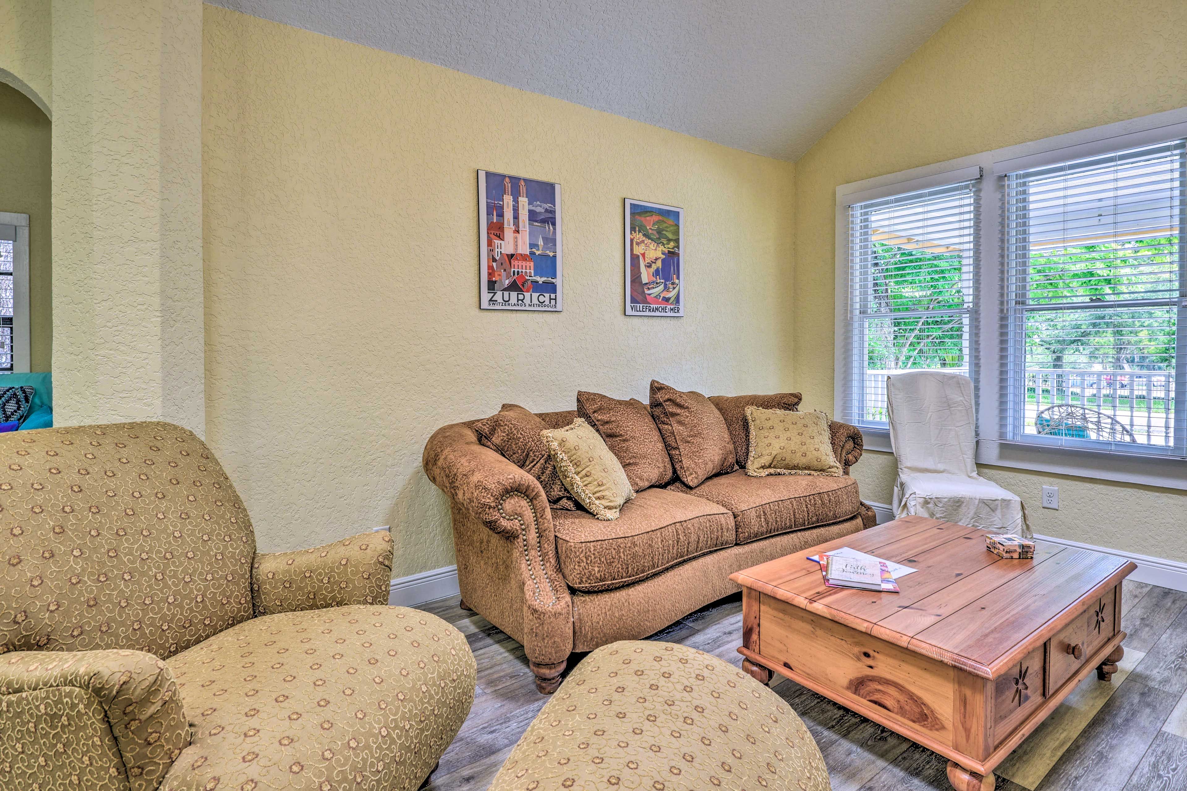Living Room | Free WiFi | Central A/C
