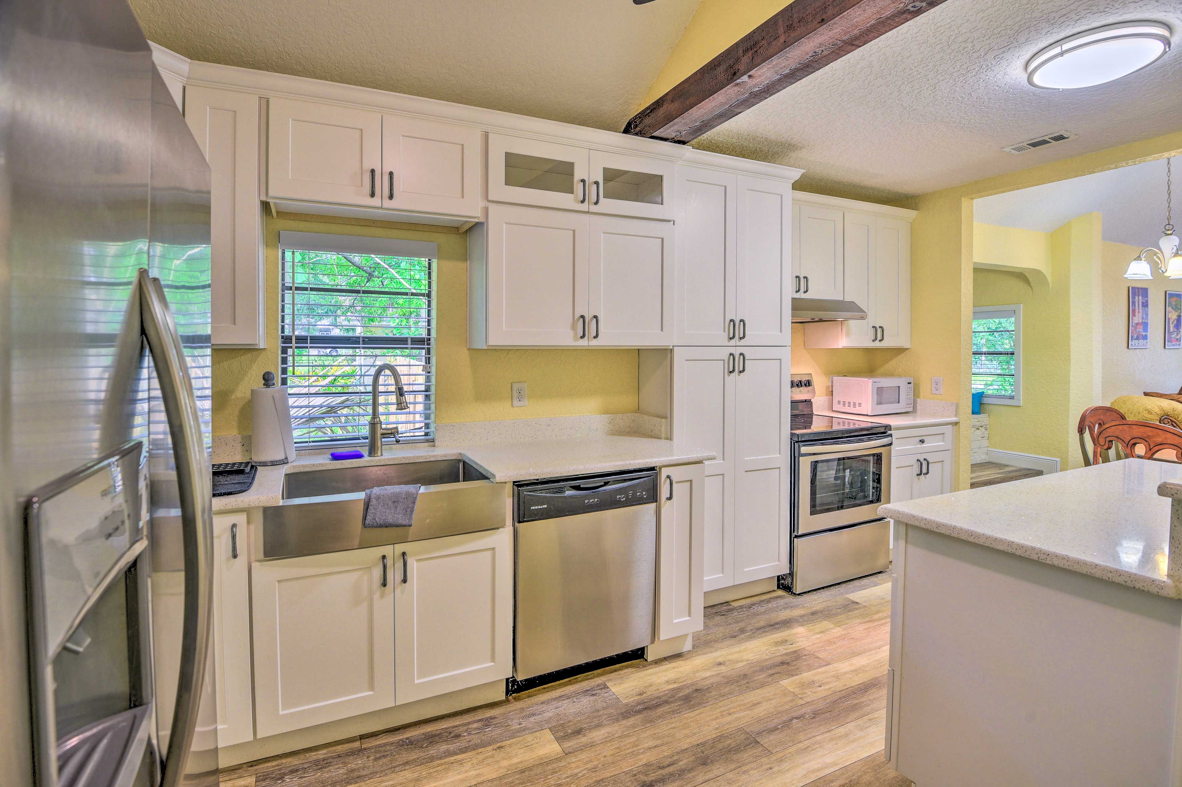 Kitchen | Dishware/Flatware | Pots/Pans