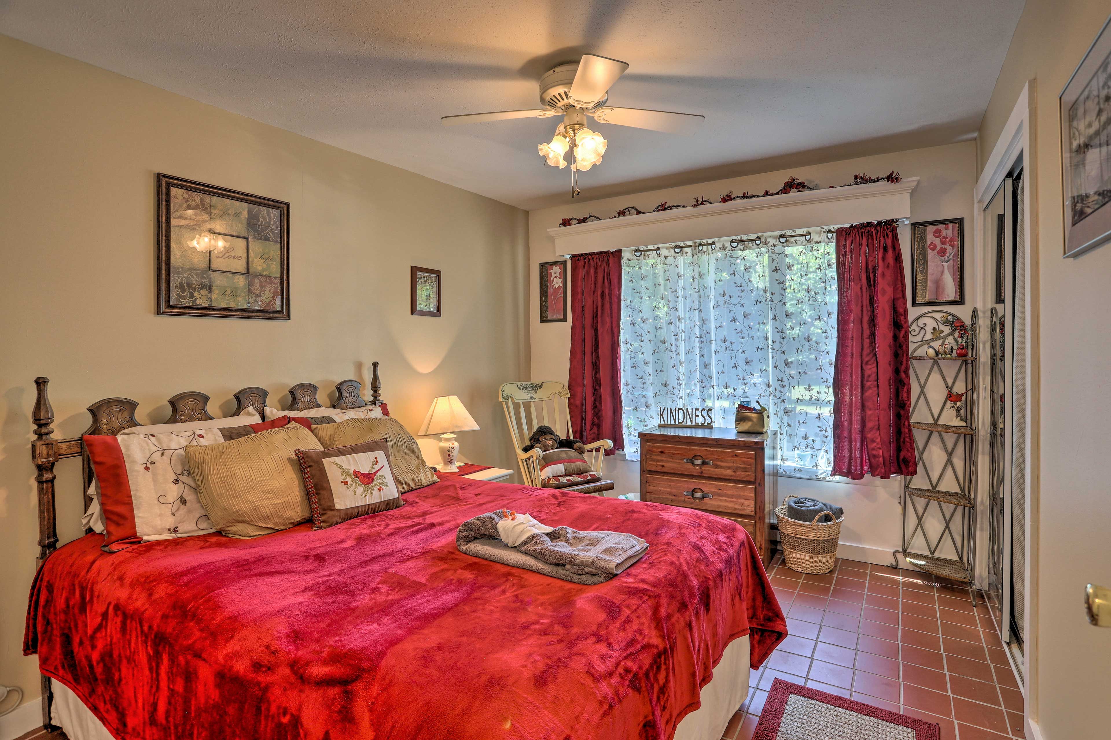 Bedroom 2 | Queen Bed