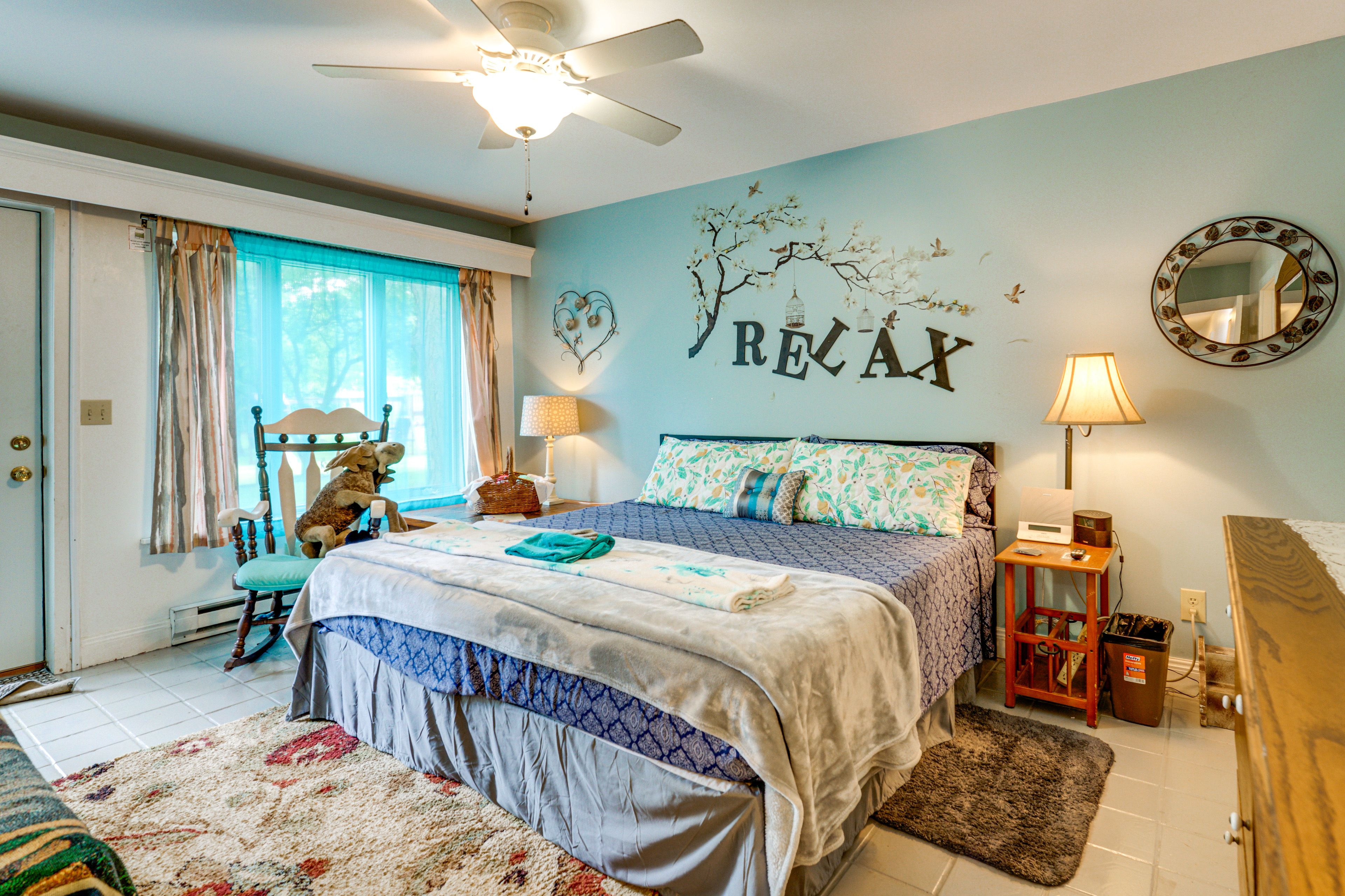 Bedroom 1 | Queen Bed