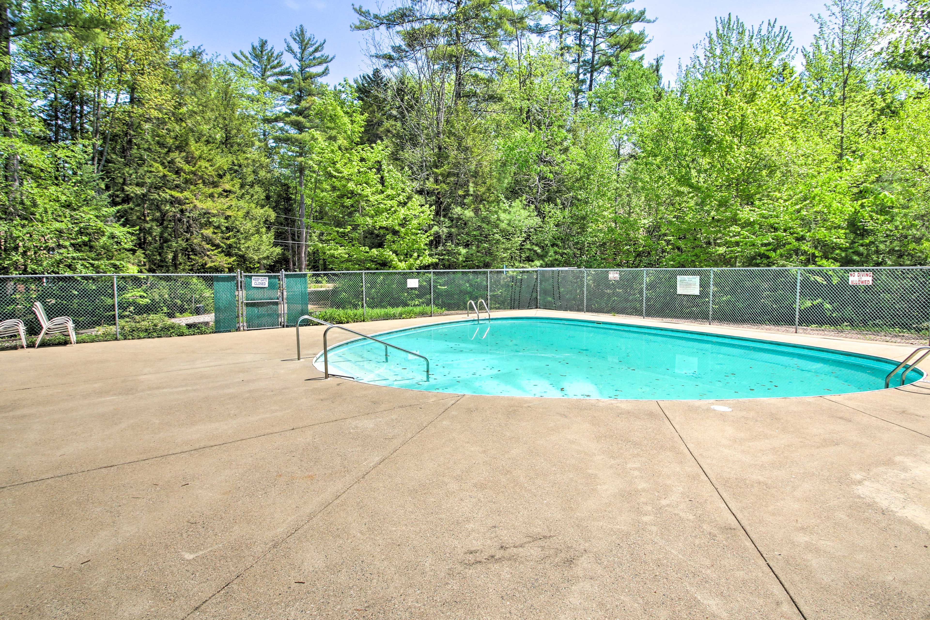 Community Amenities | Outdoor Swimming Pool