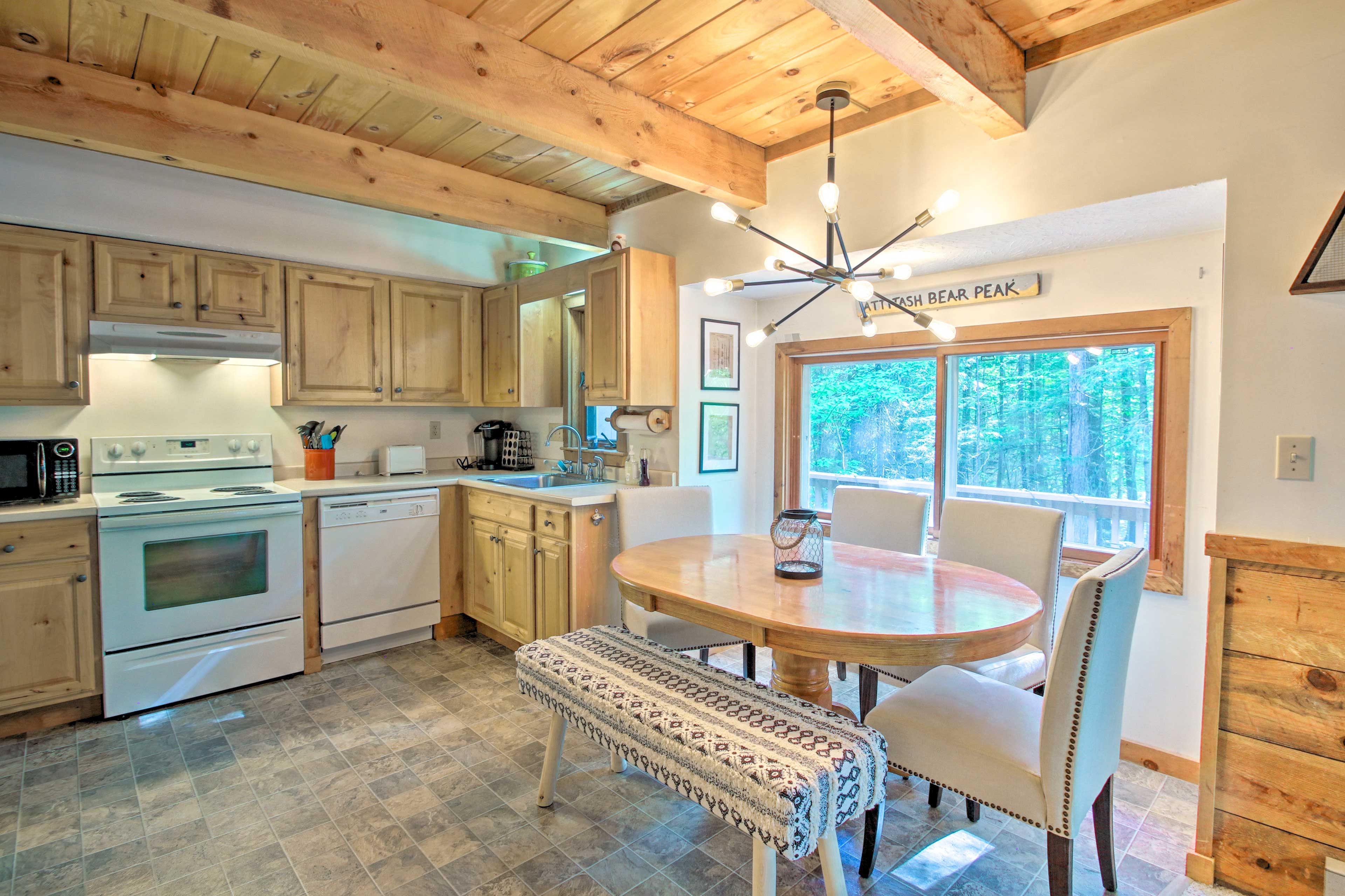 Dining Area | Main Floor | Dishware/Flatware Provided
