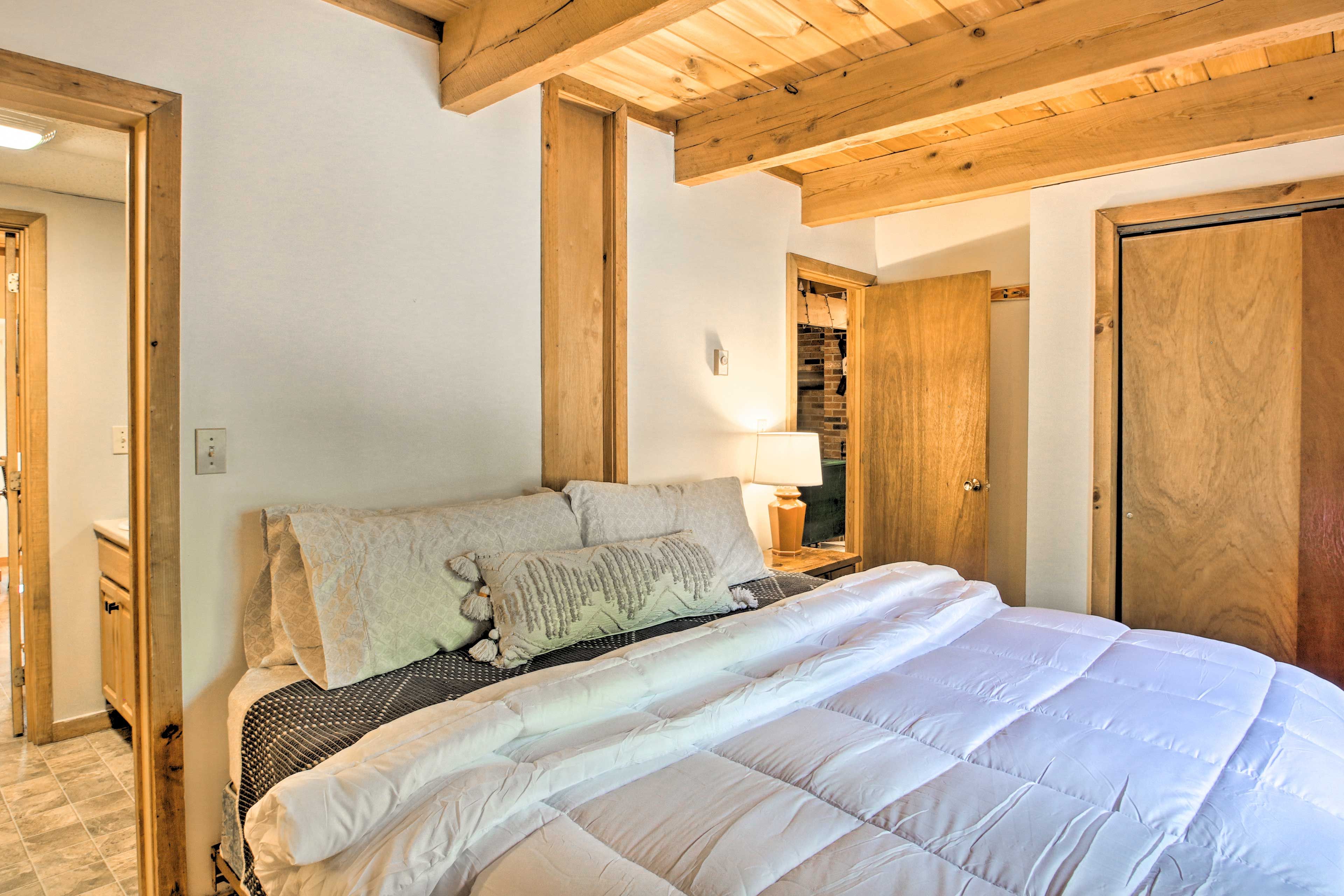 Bedroom 1 | Main Floor | King Bed
