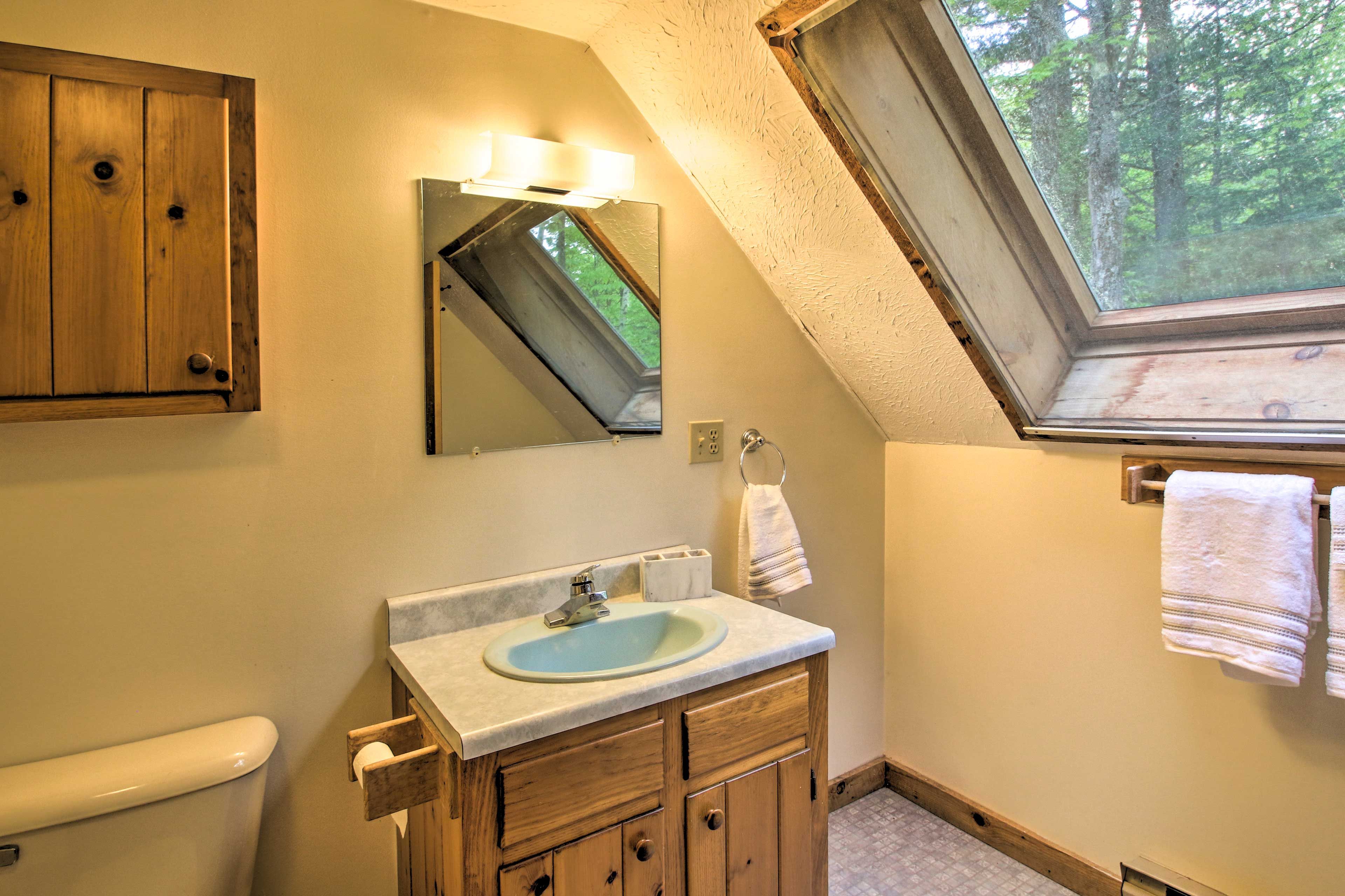 Half Bathroom | 2nd Floor | Towels Provided