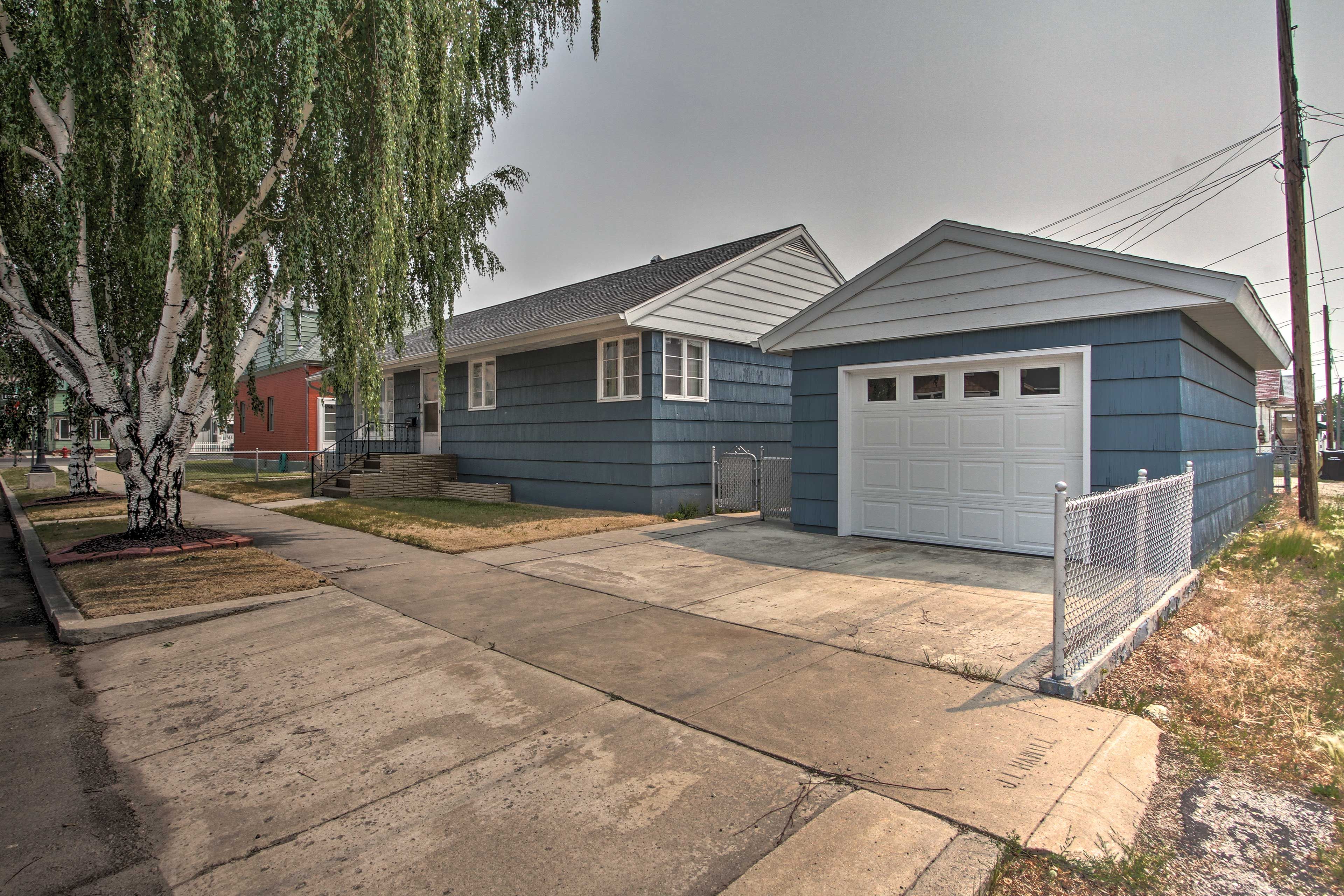 Home Exterior | Driveway Parking (1 Vehicle) | Garage Parking (1 Vehicle)