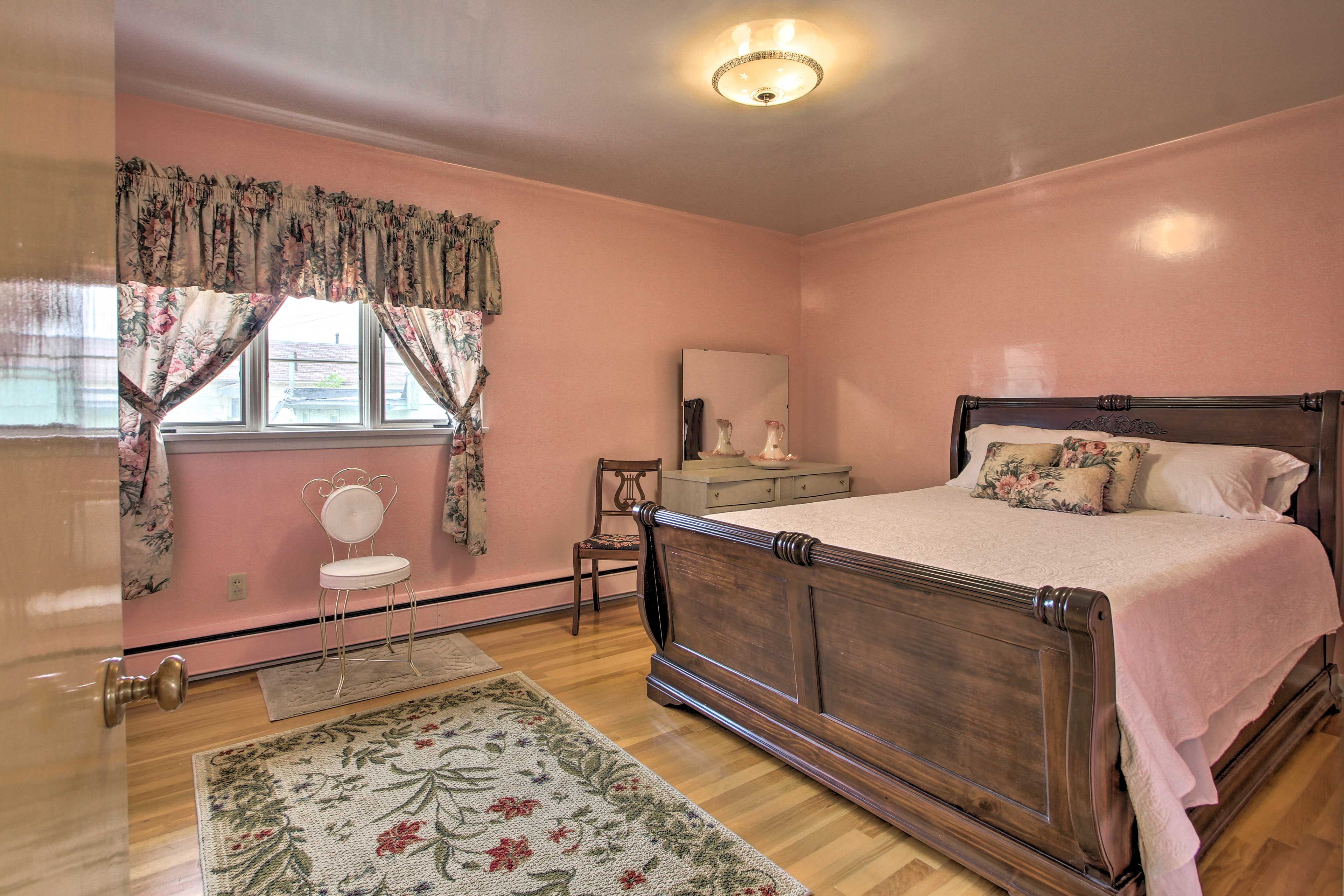 Bedroom 1 | Queen Bed