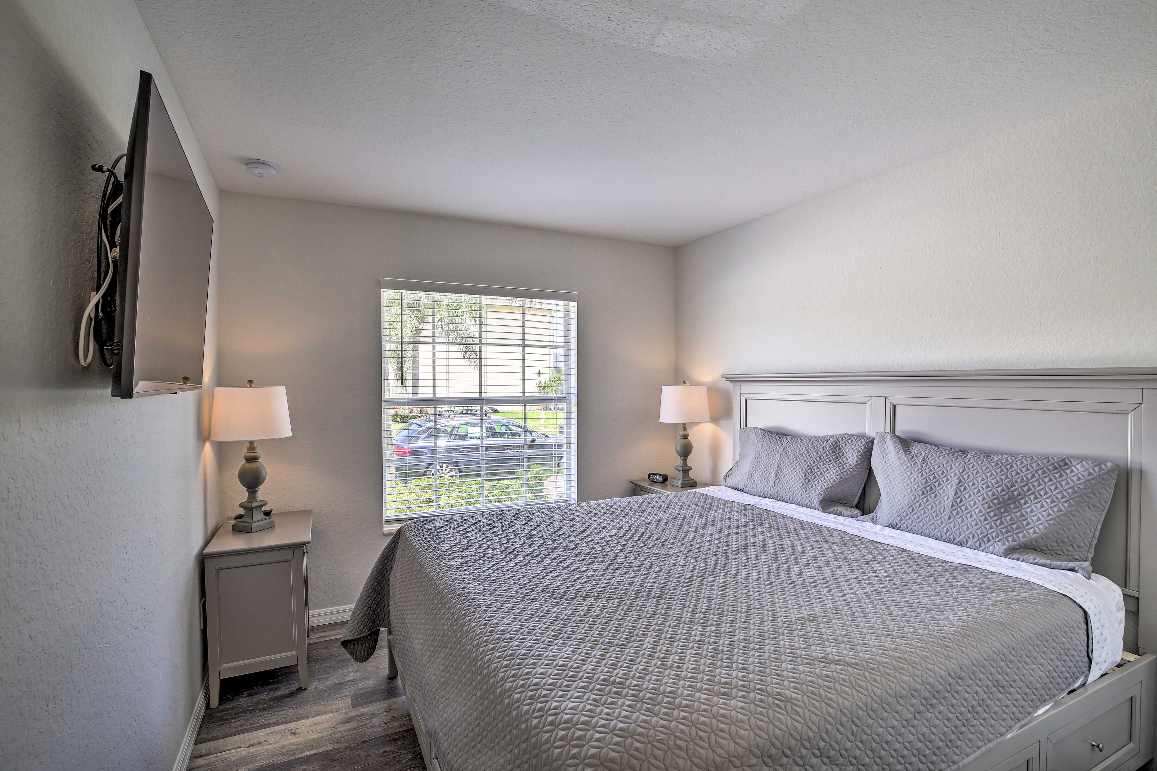 Bedroom 2 | King Bed | Smart TV w/ Cable