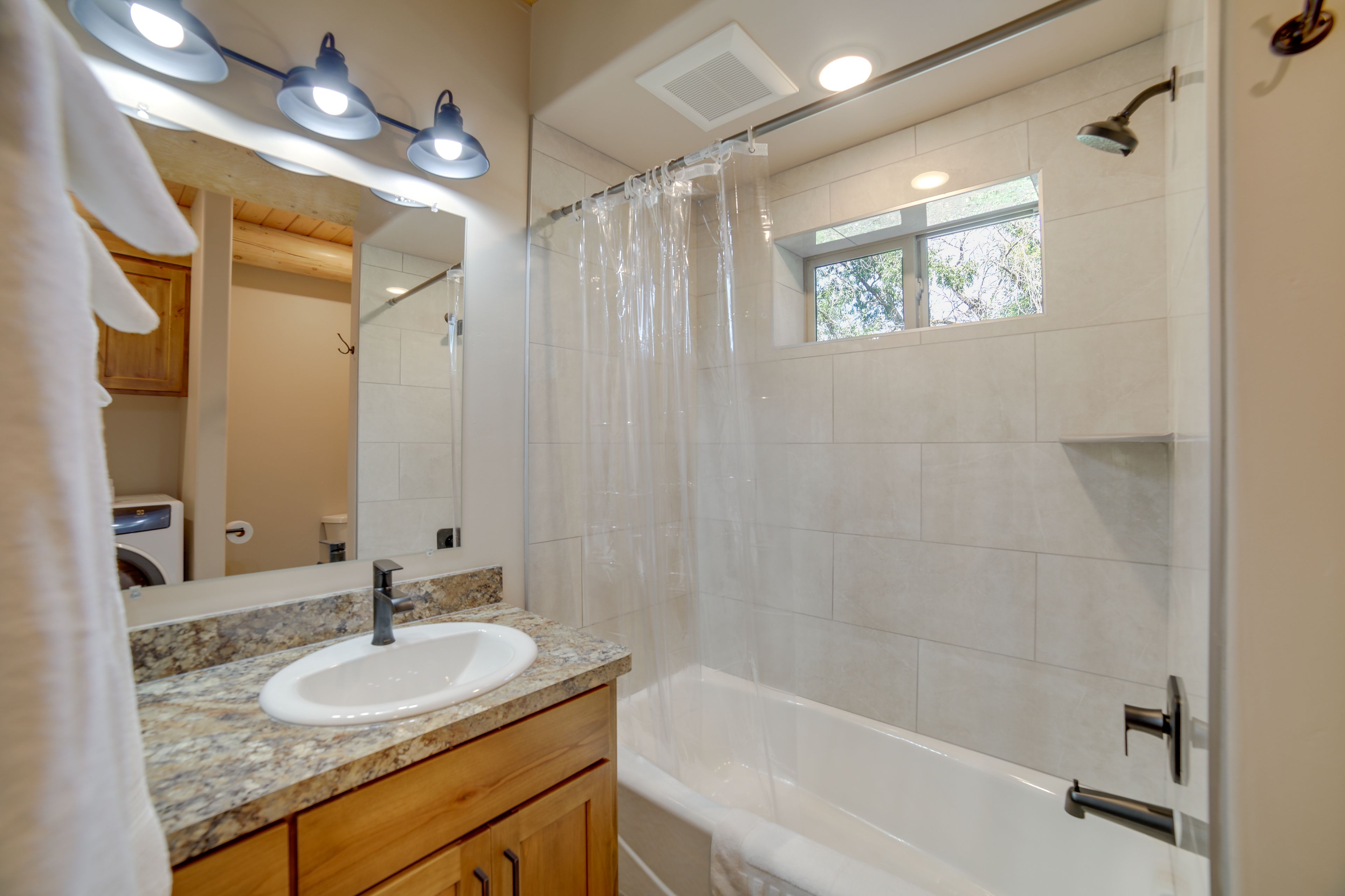 Full Bathroom | Washer/Dryer