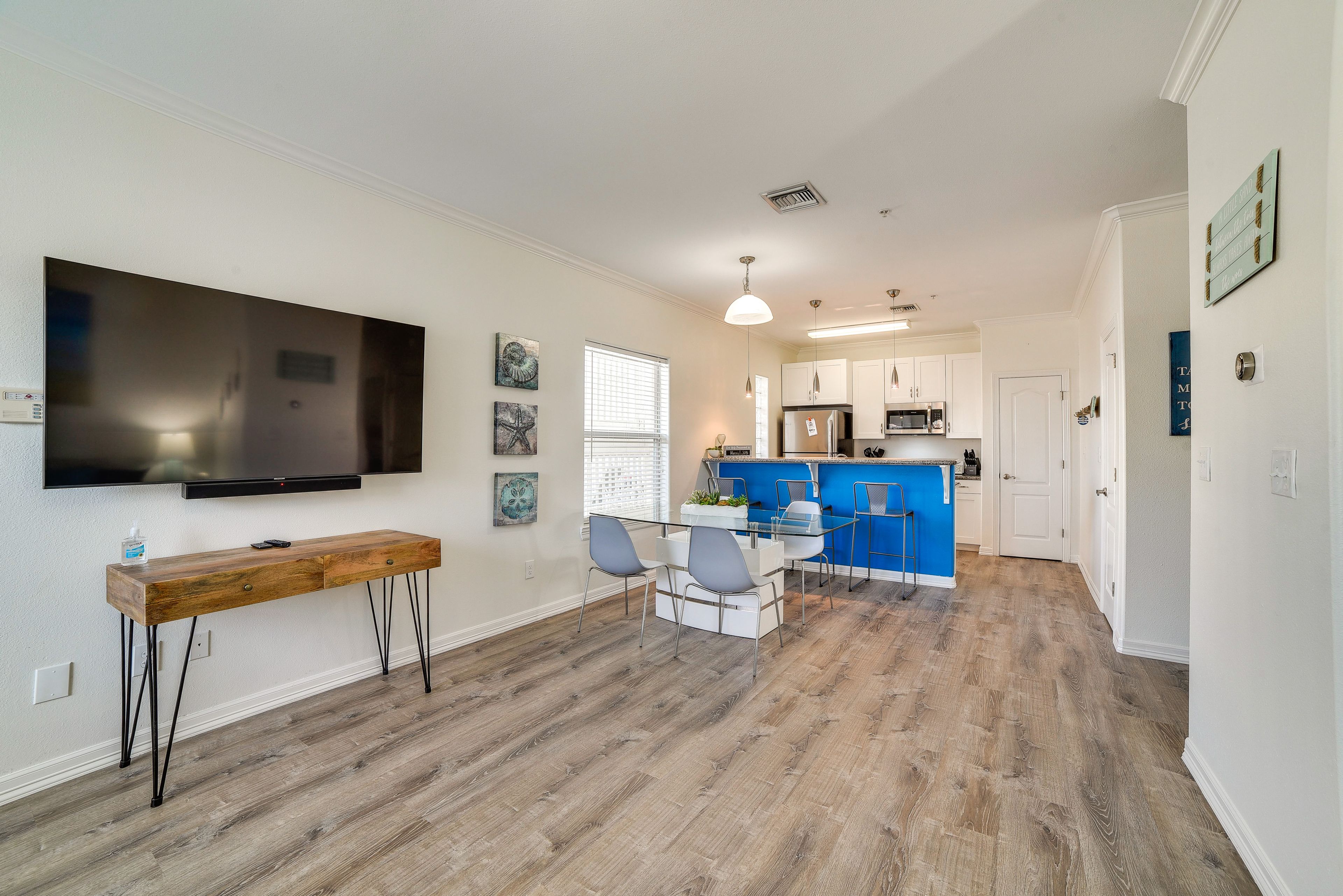 Living Room | Smart TV w/ Cable | Free WiFi