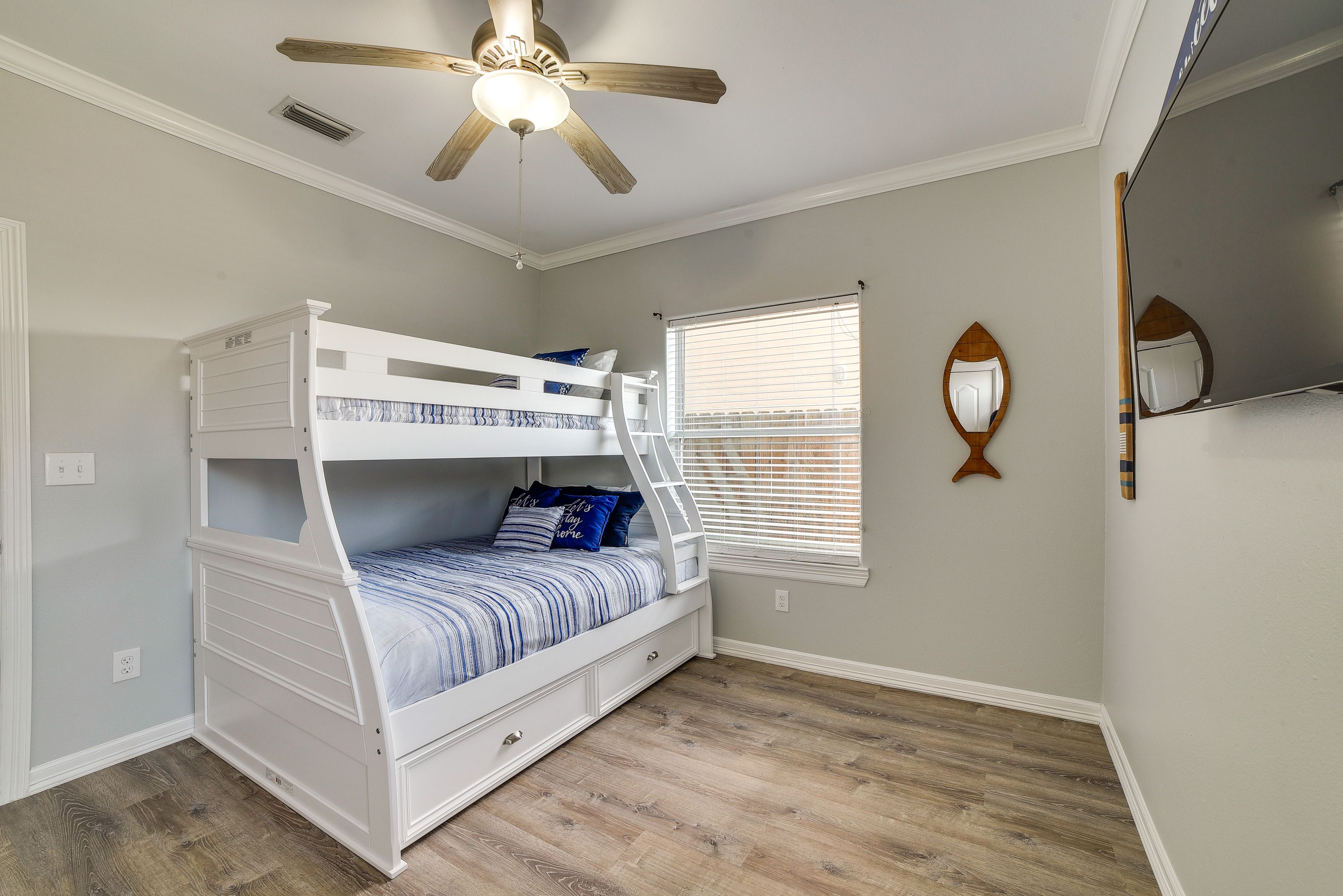 Bedroom 2 | Twin/Full Bunk Bed w/ Twin Trundle