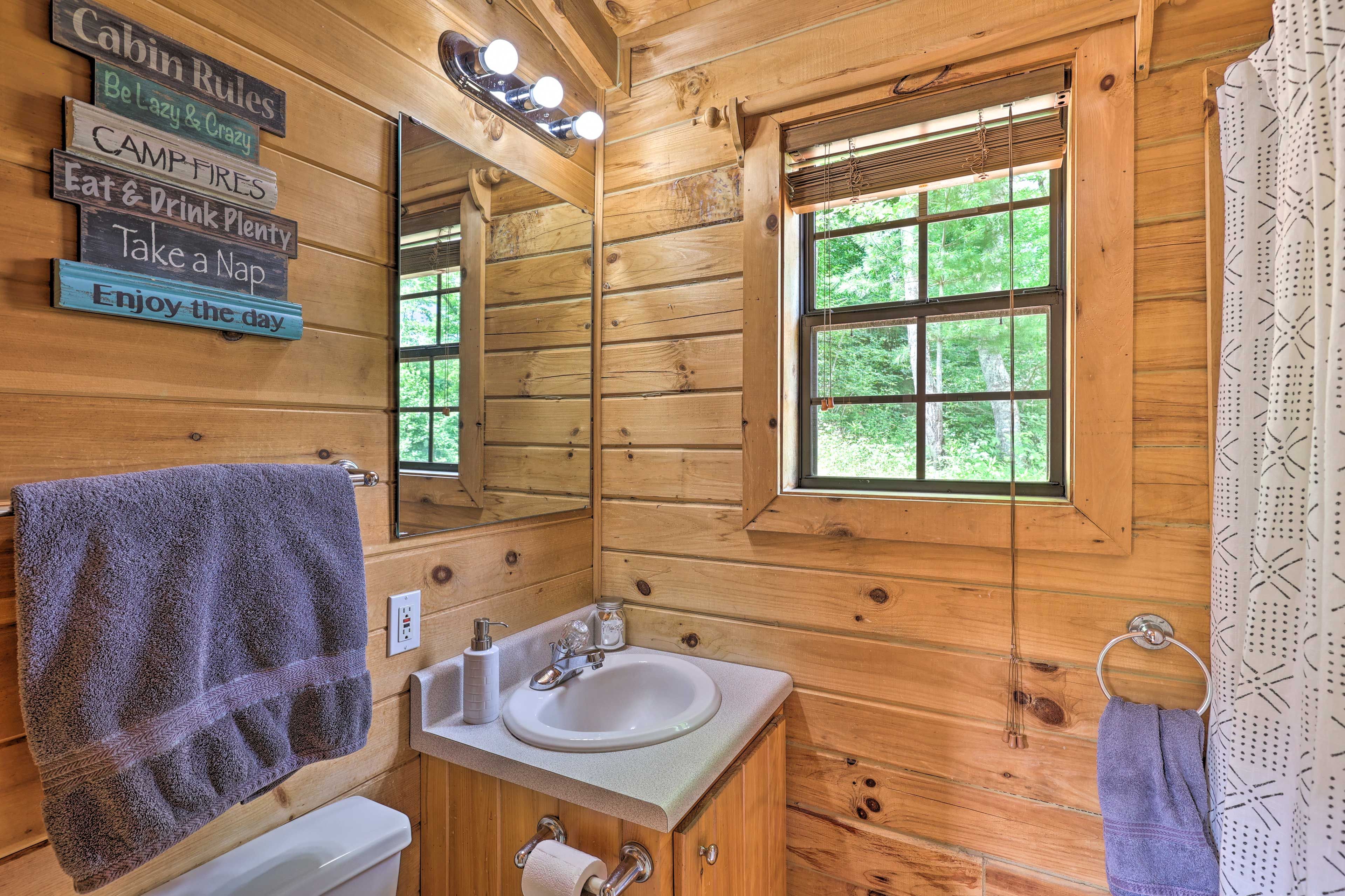 Full Bathroom | Towels Provided | Complimentary Toiletries