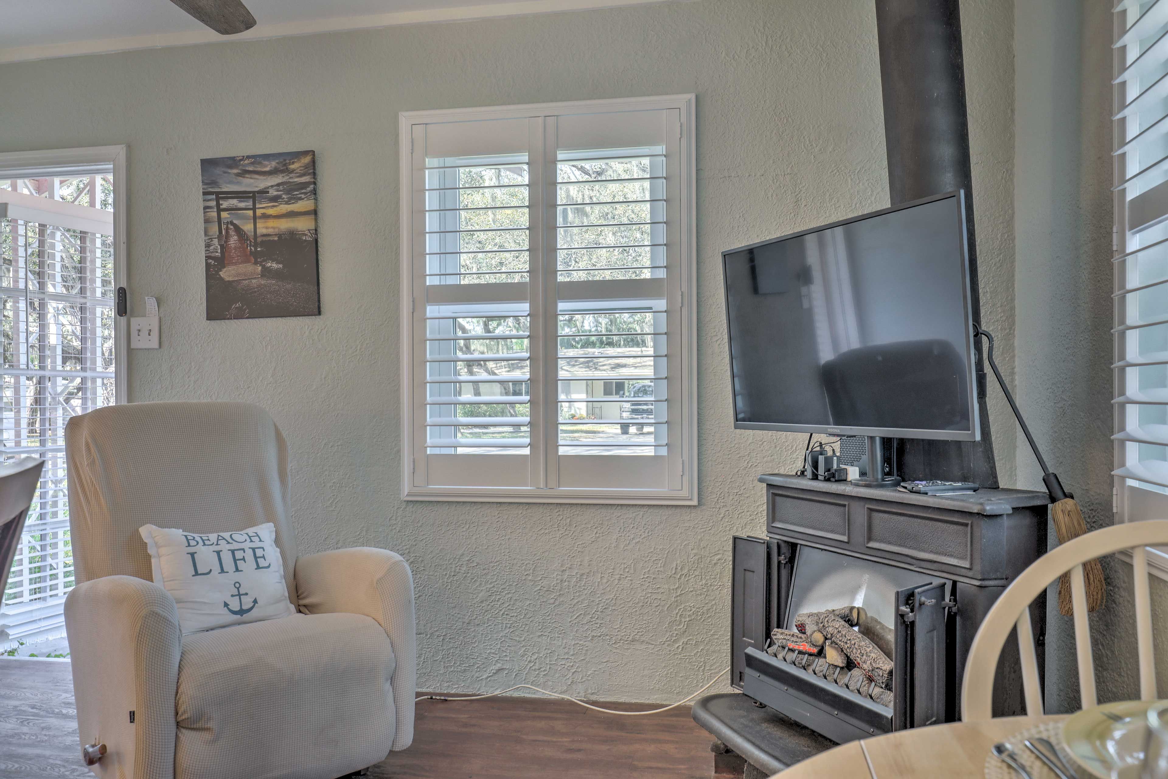 Living Room | Decorative Fireplace