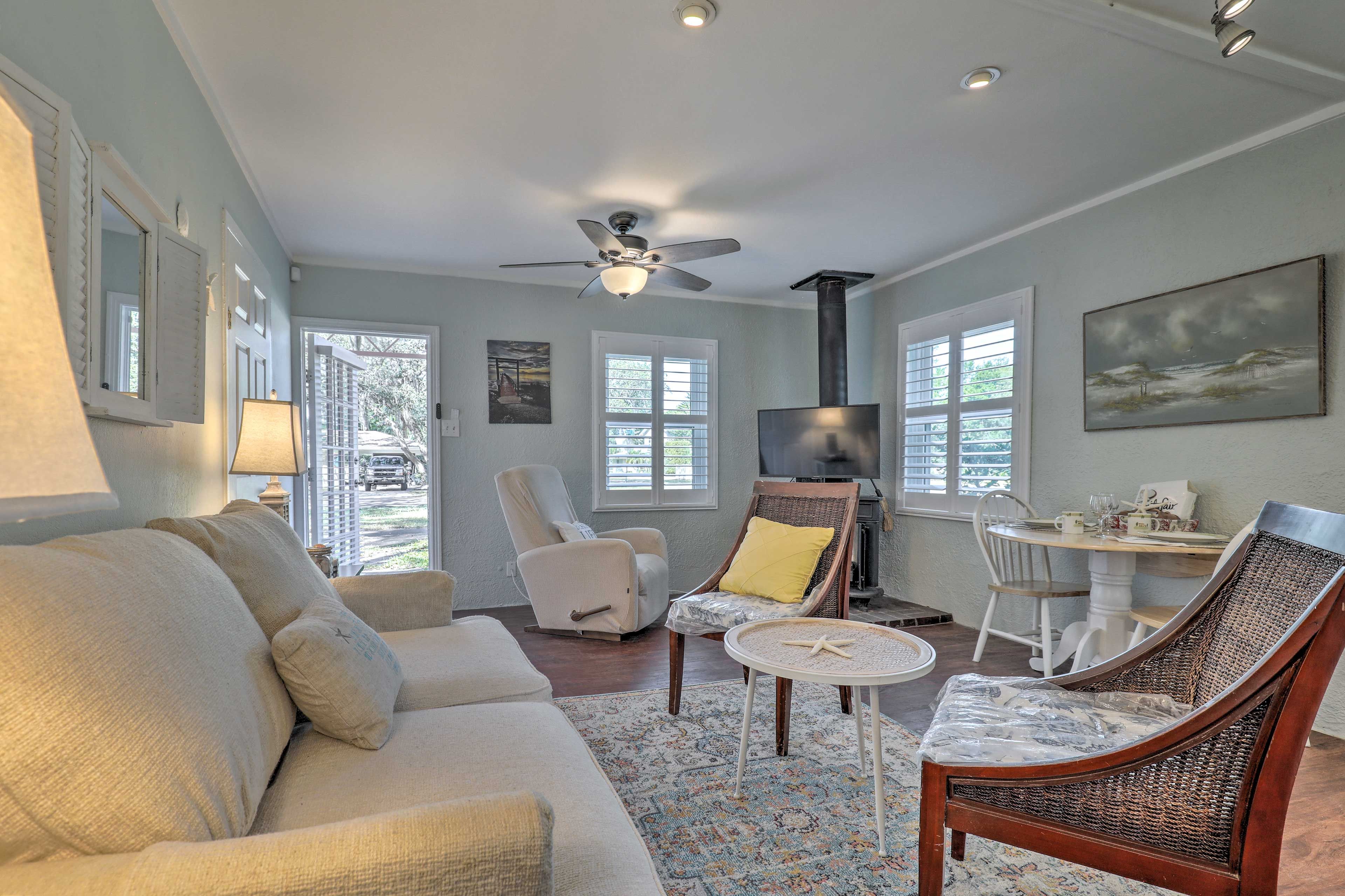 Living Room | 800 Sq-Ft-Cottage