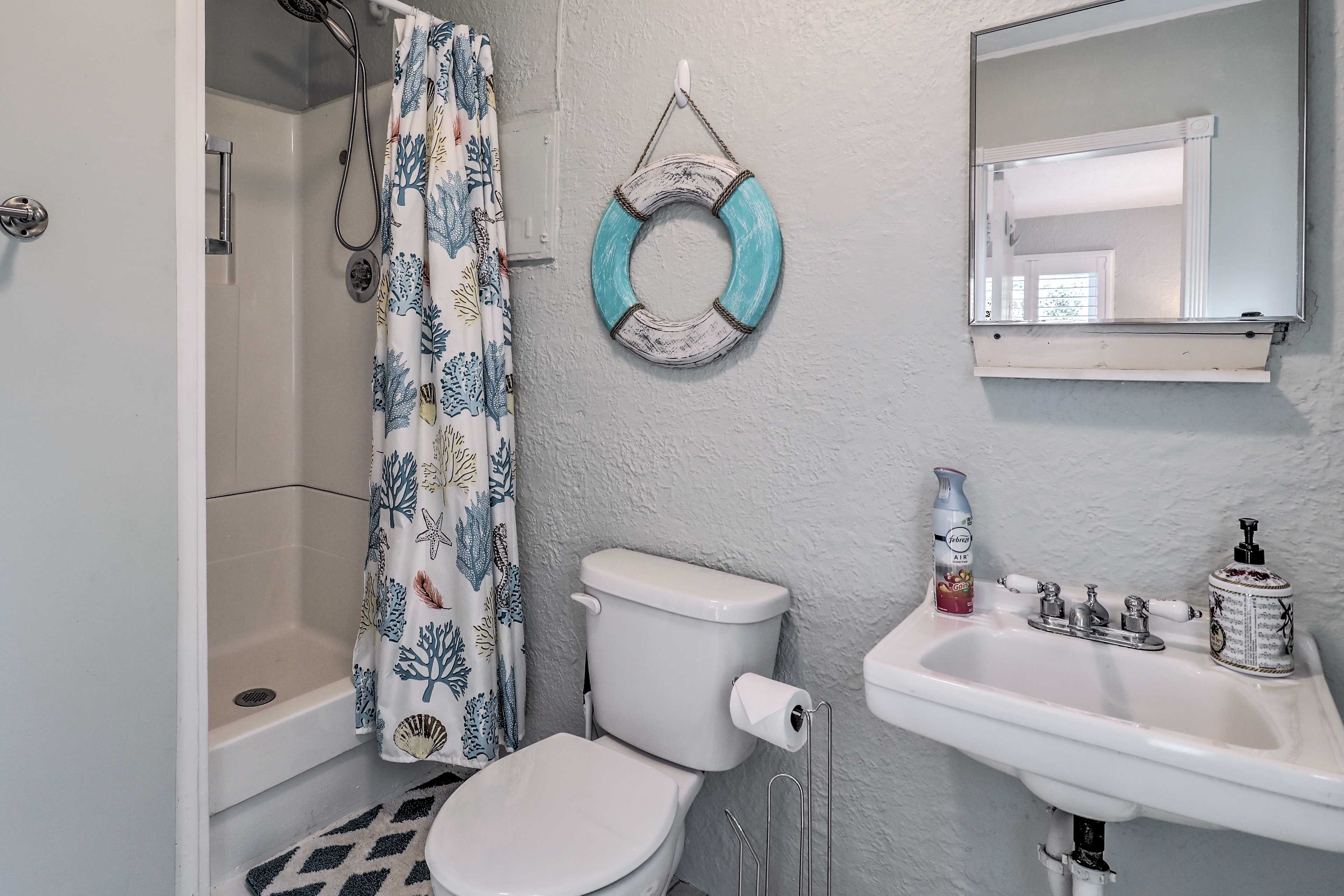 Full Bathroom | Complimentary Toiletries