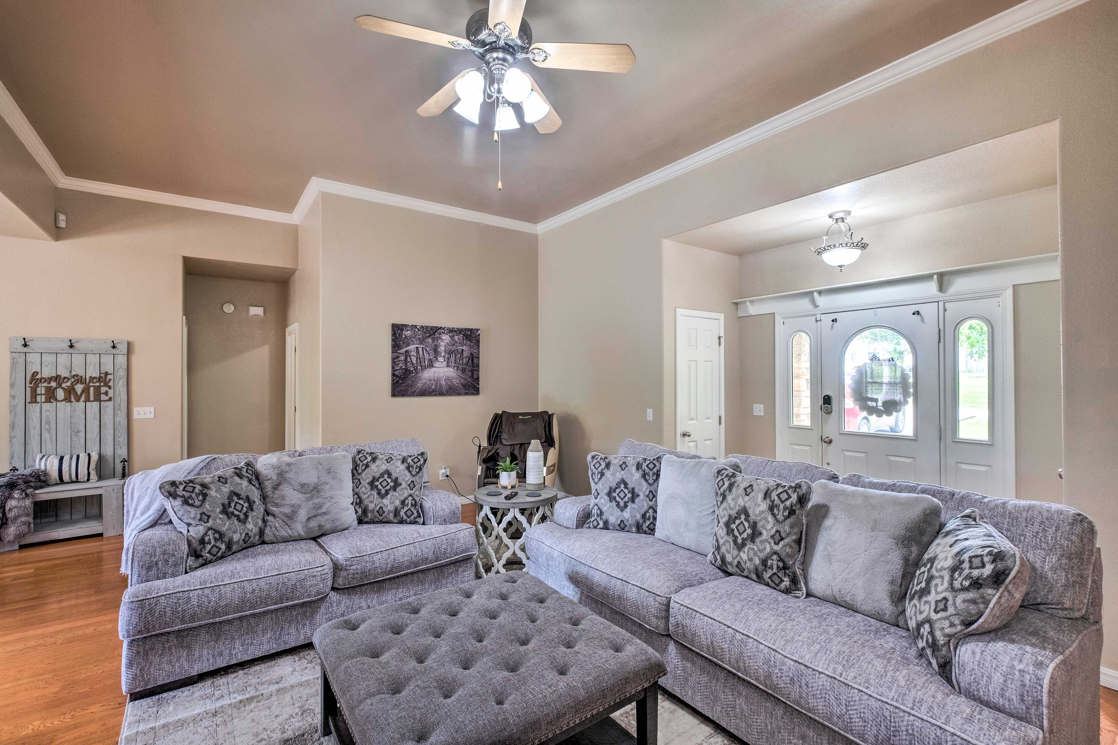 Living Room | Smart TV | Board Games