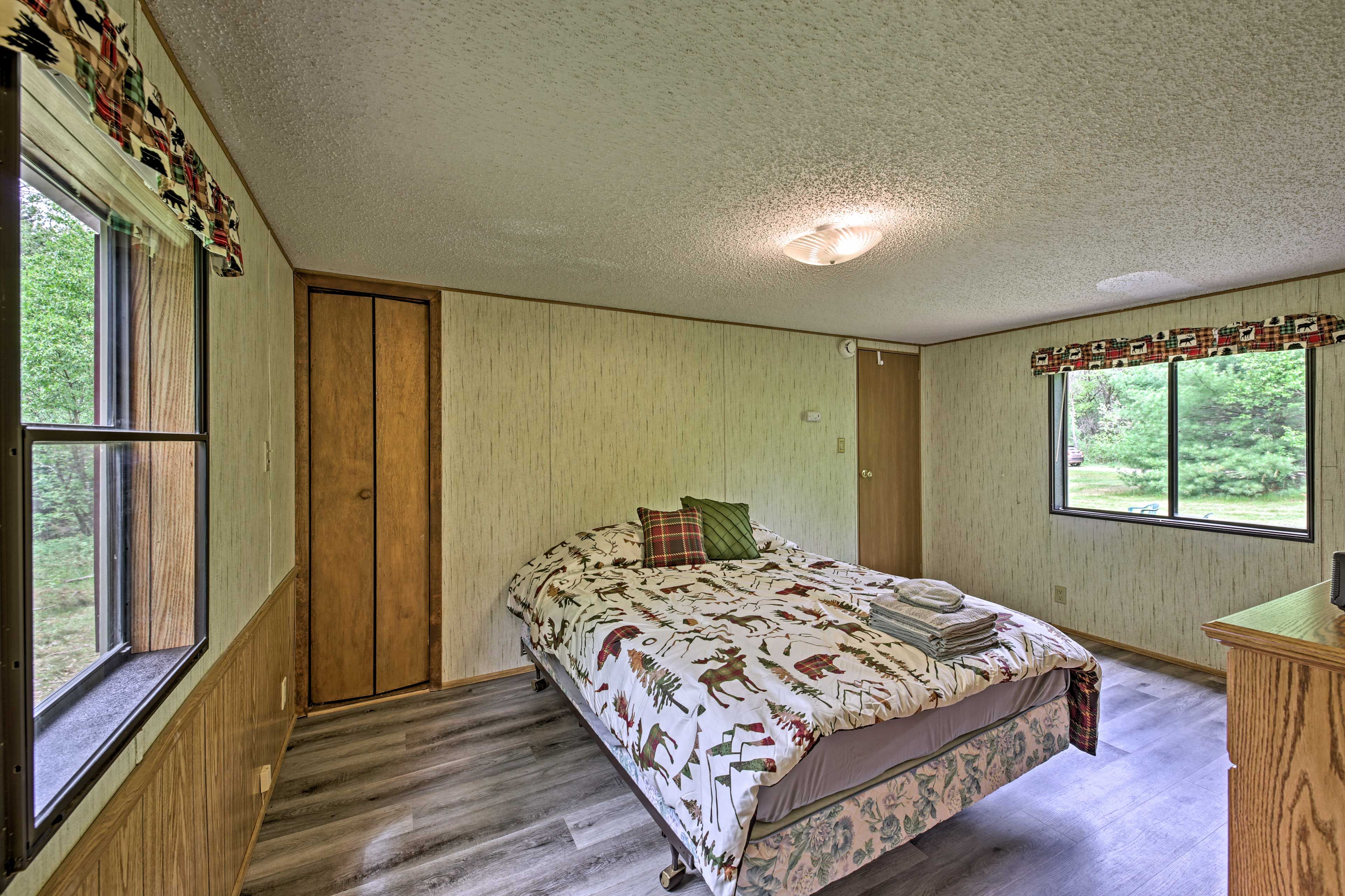 Bedroom 1 | Queen Bed