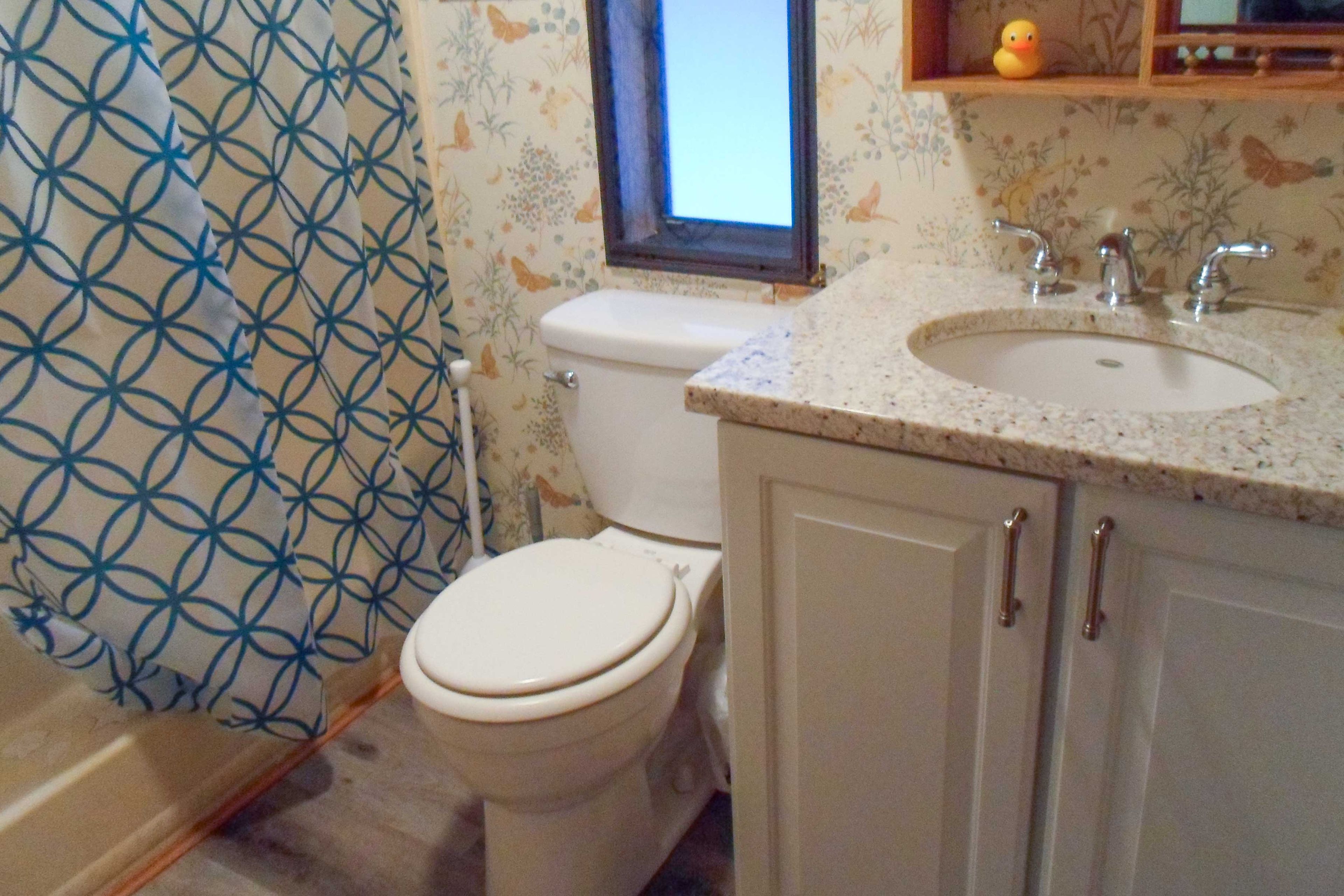 Full Bathroom | Towels Provided