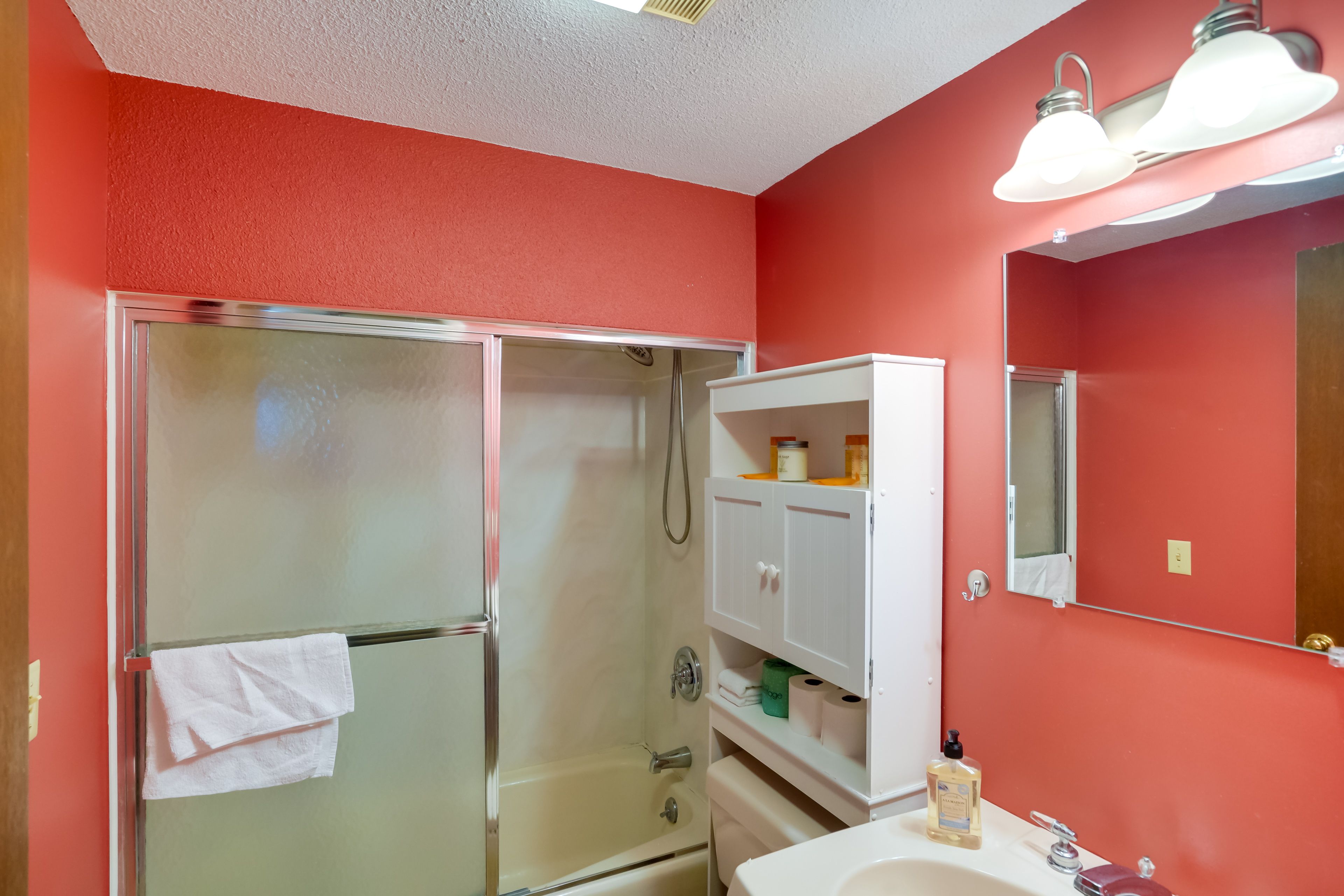 Full Bathroom | Linens & Towels Provided | Complimentary Toiletries