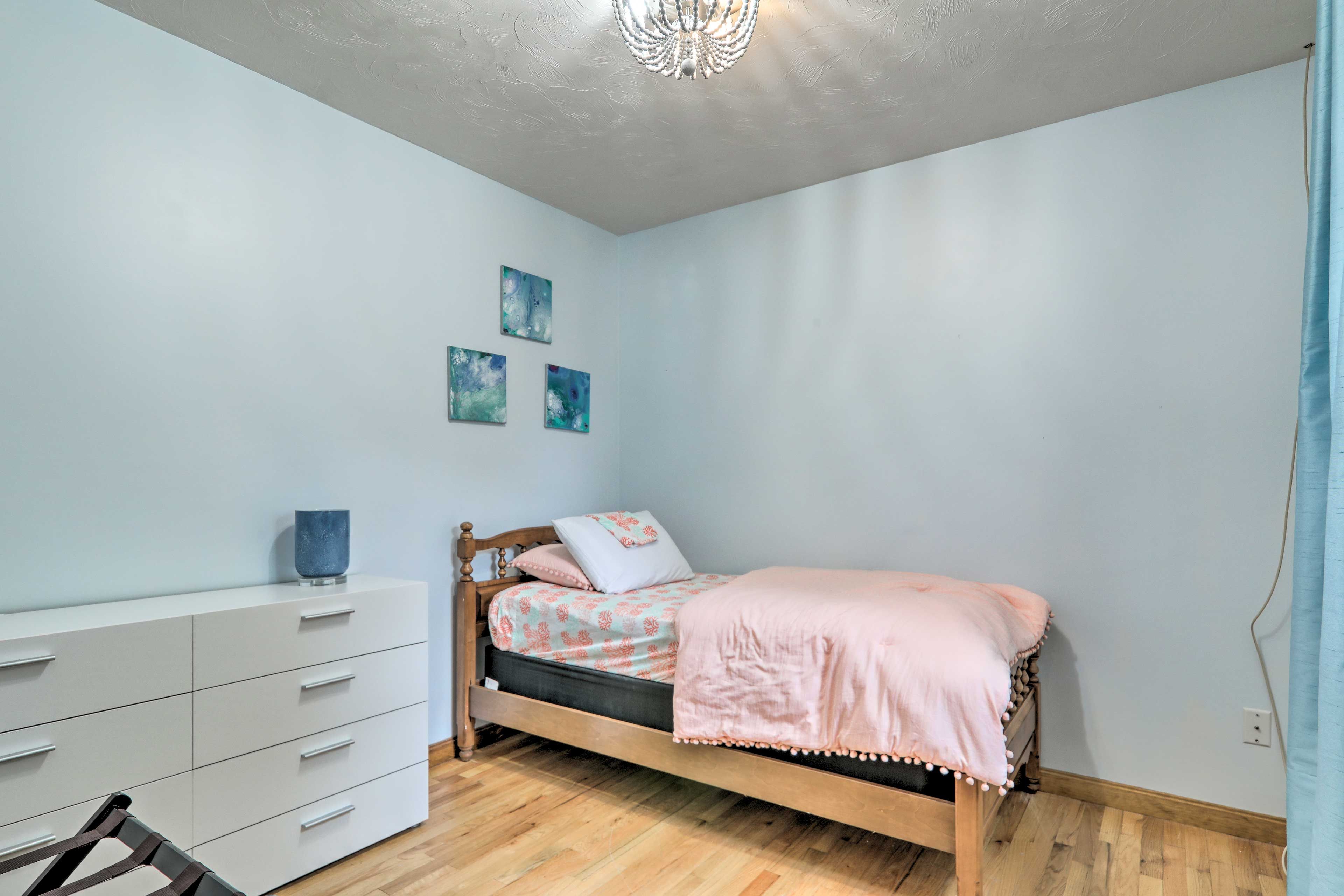 Bedroom 4 | Twin Bed | 1st Floor