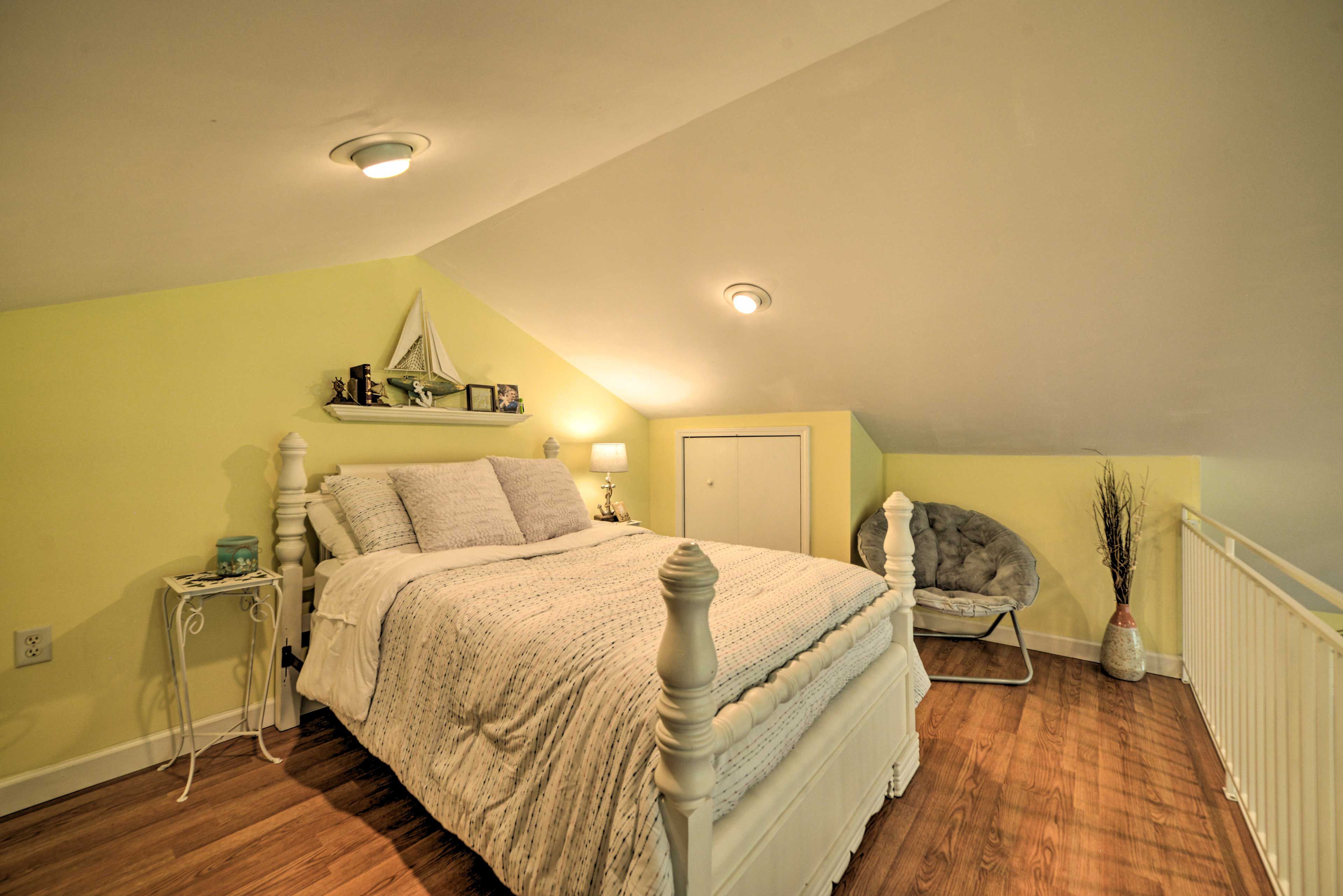 Loft | Queen Bed