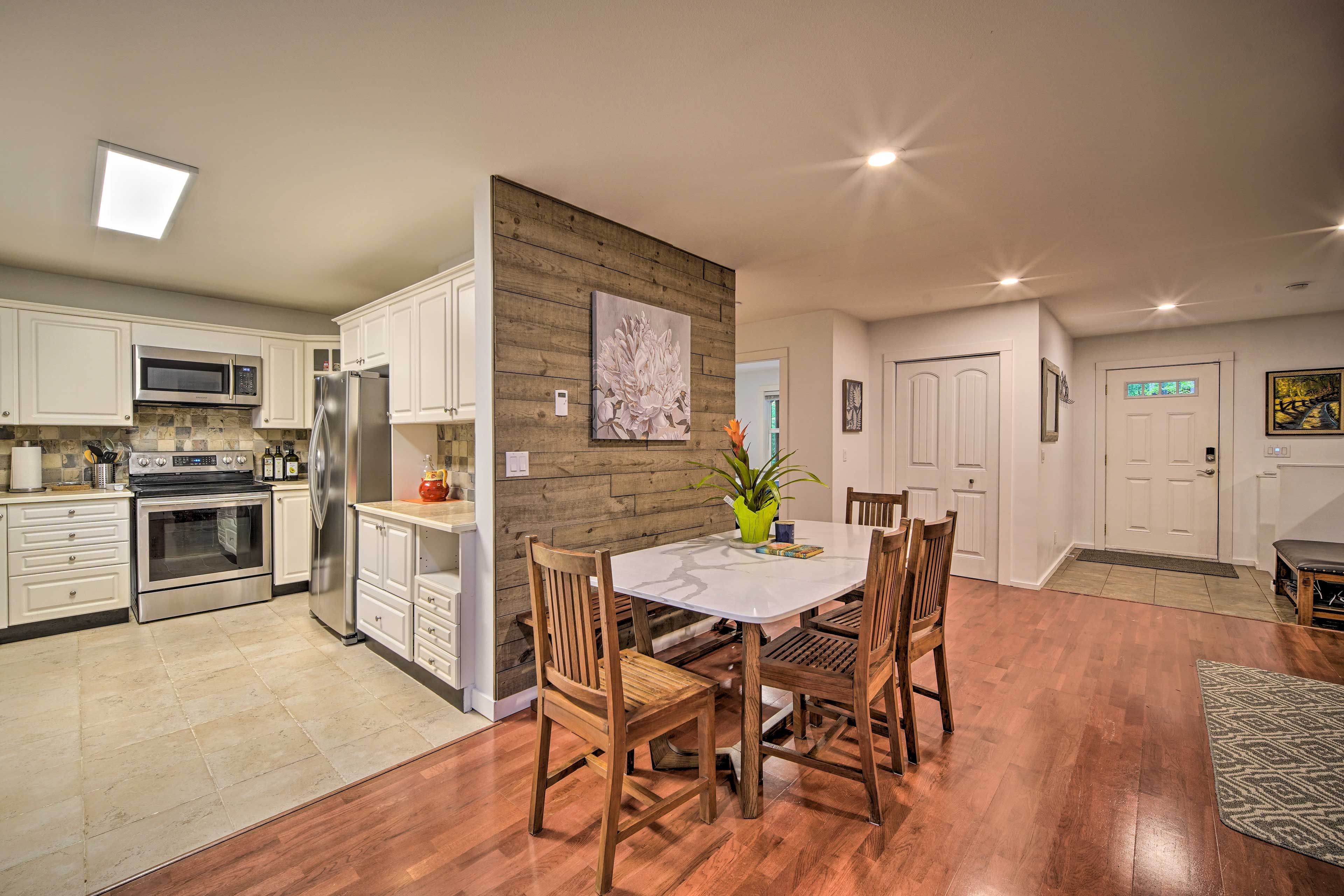 Dining Area | Dishware & Flatware Provided