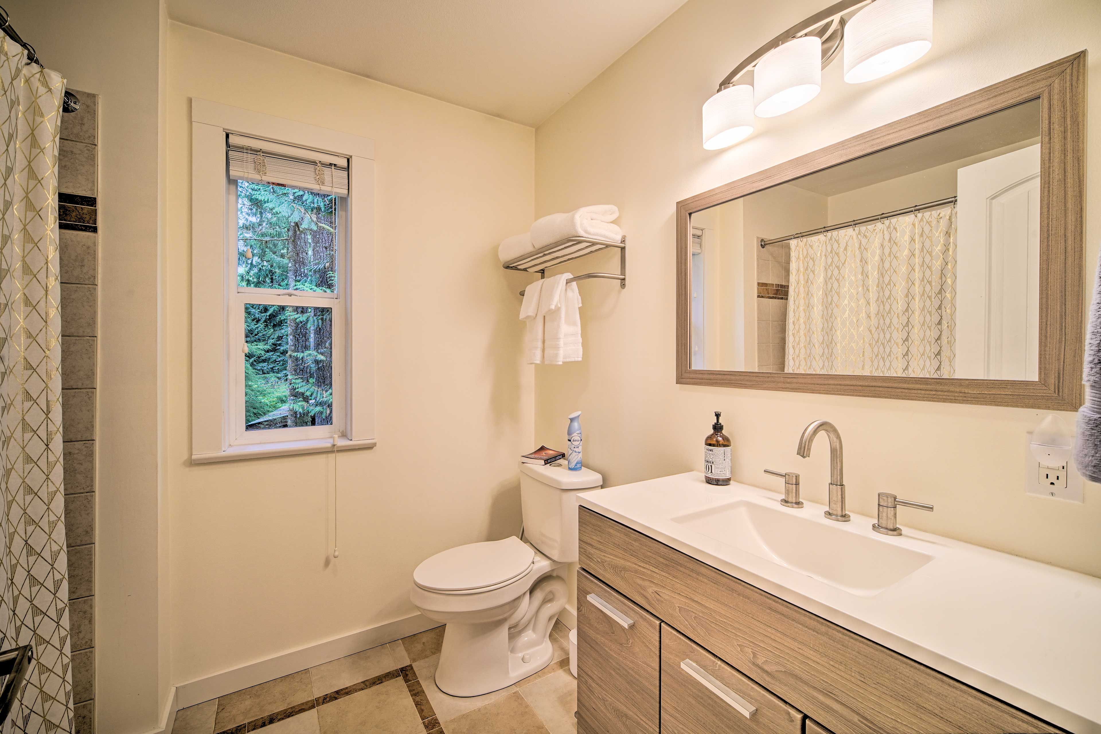 Full Bathroom | Towels Provided