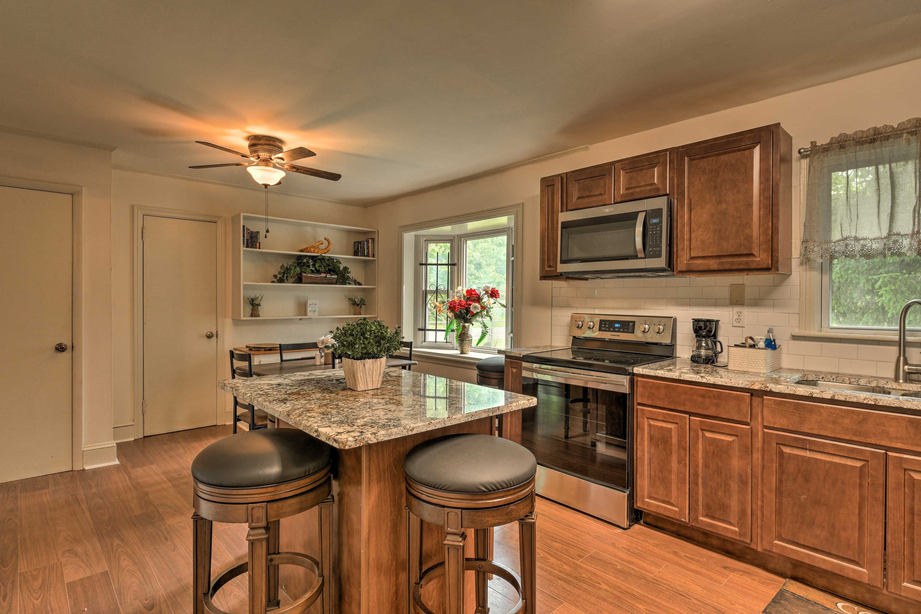 Kitchen | Trash Bags/Paper Towels Provided