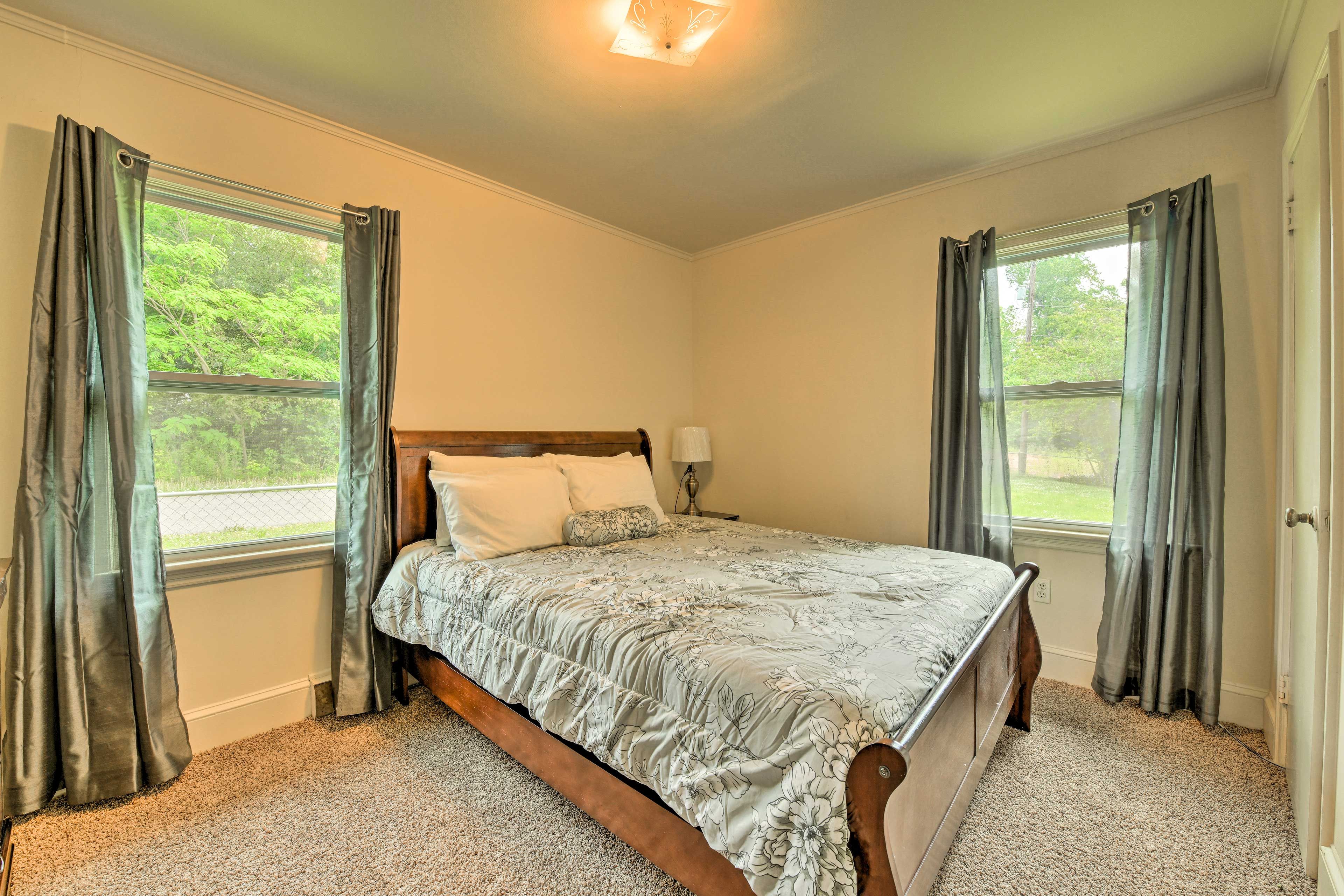 Bedroom 1 | Queen Bed