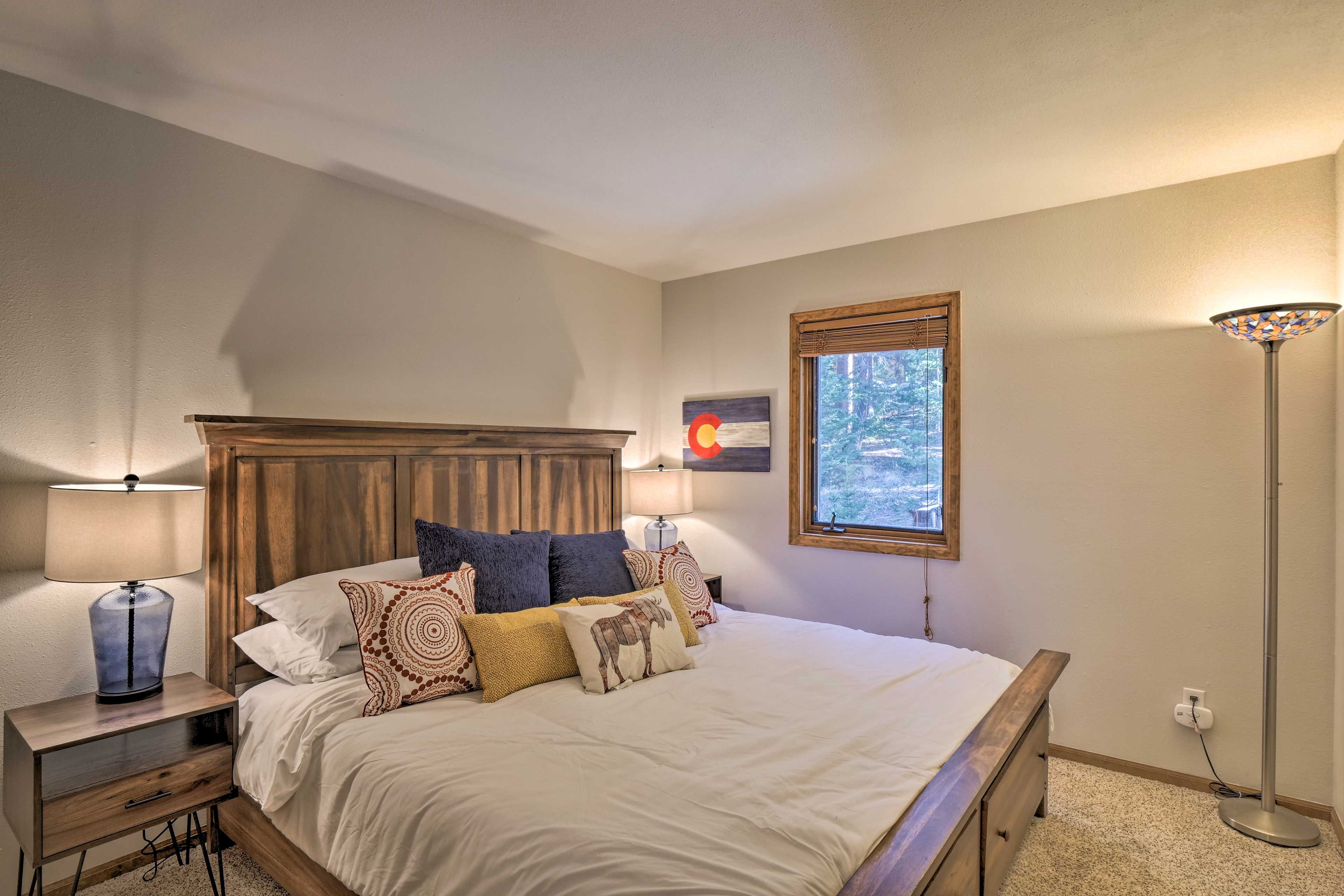 Bedroom 2 | King Bed | Smart TV w/ Cable
