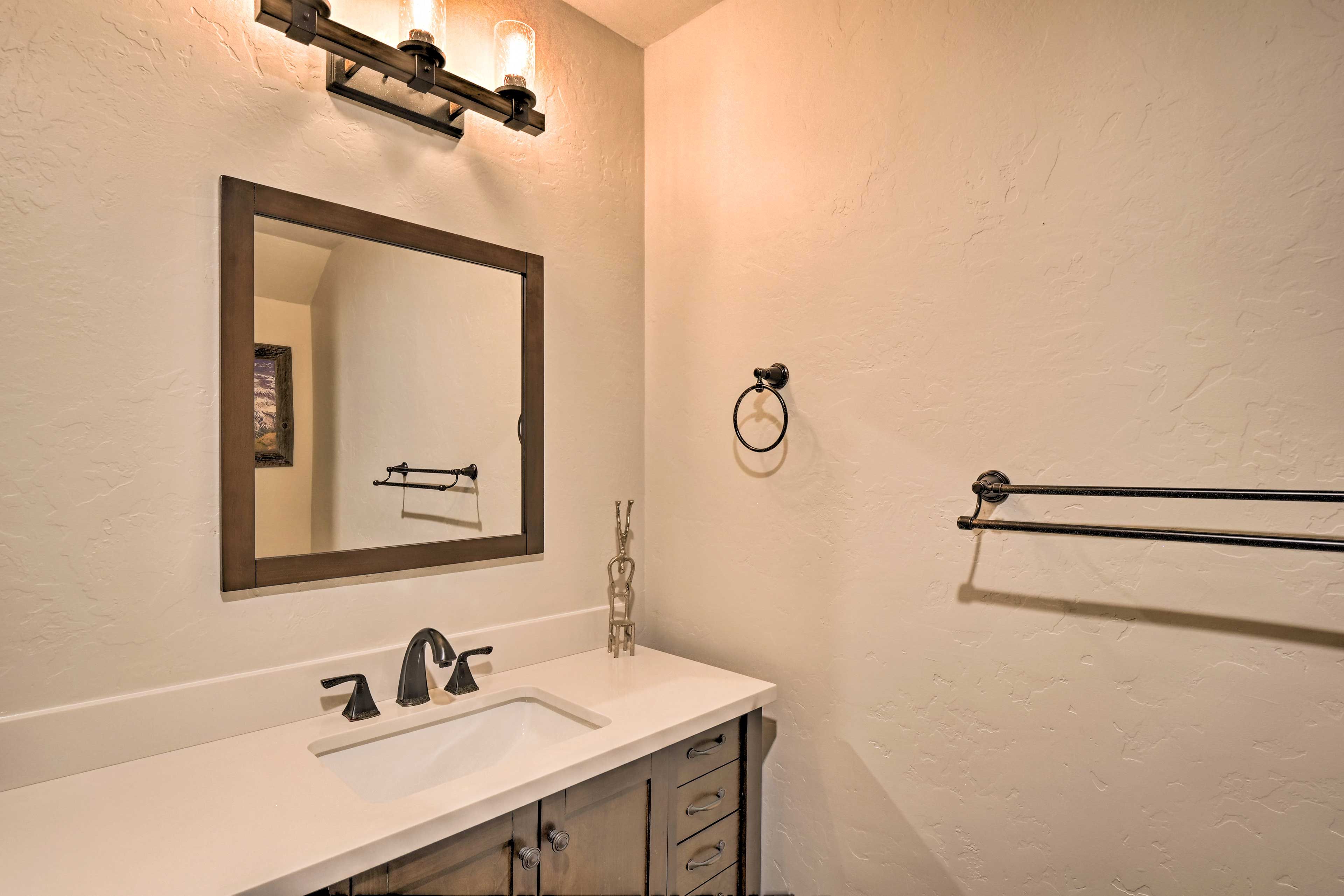 3/4 Bathroom | Linens & Towels | Complimentary Toiletries | Hair Dryer