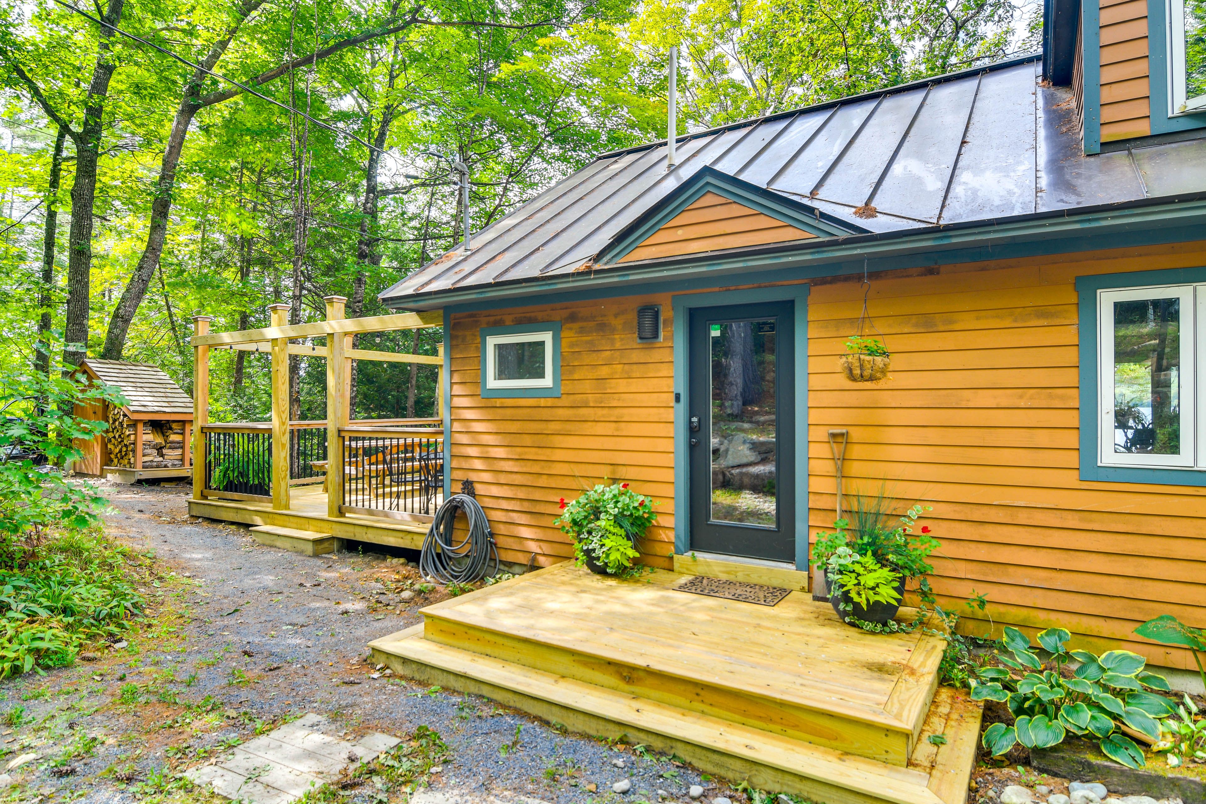 Cabin Exterior | Driveway Parking (10 Vehicles)