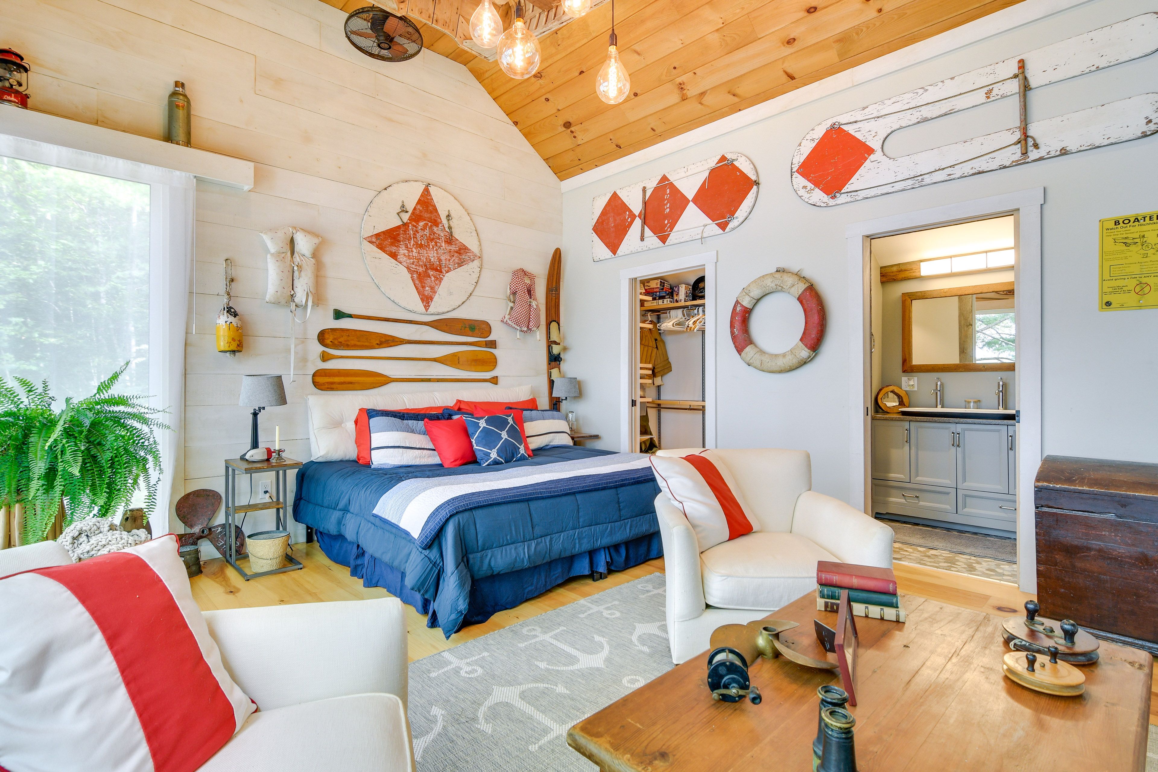 Bedroom 1 | King Bed (Can Convert to Twin Beds)