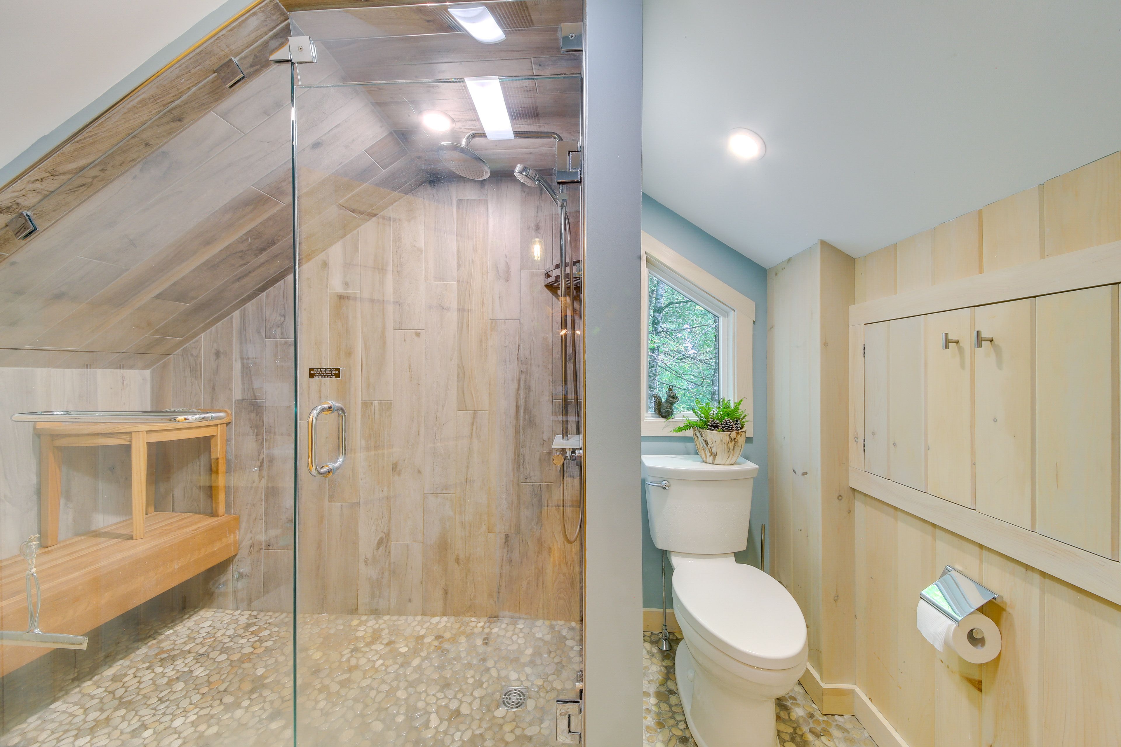 Full Bathroom | Complimentary Toiletries | 2nd Floor
