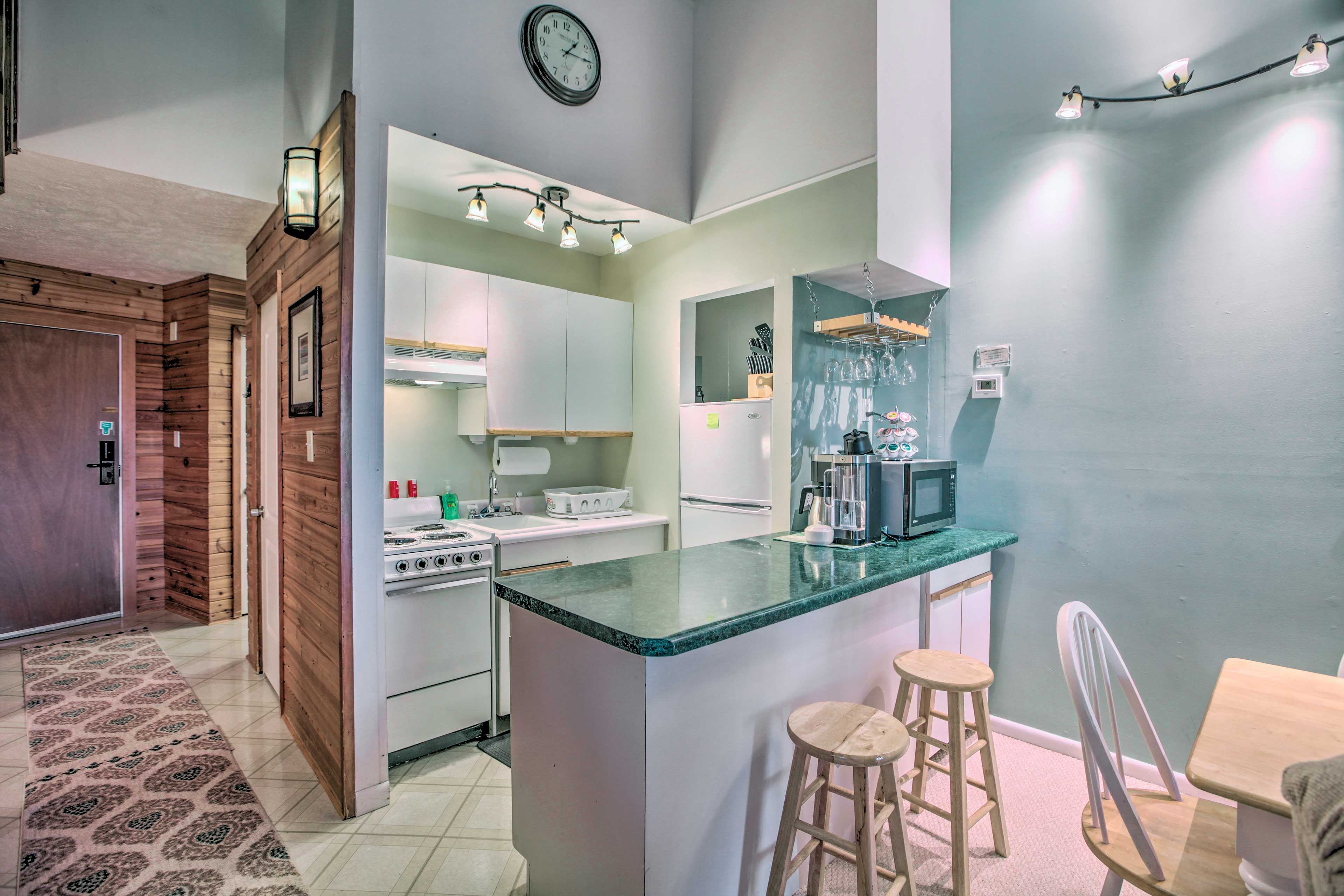 Kitchen | Well-Equipped w/ Cooking Basics