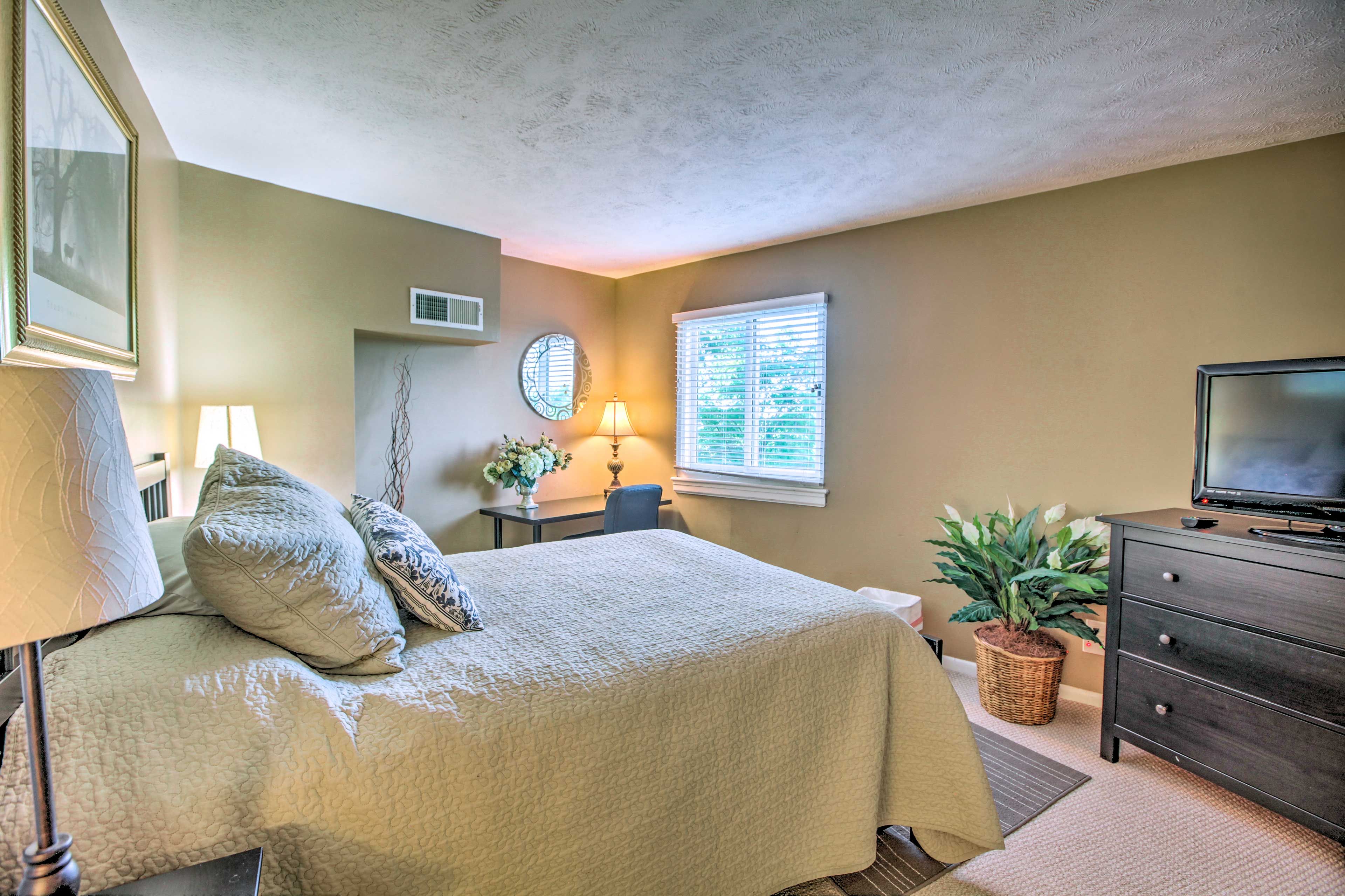 Bedroom 2 | Queen Bed