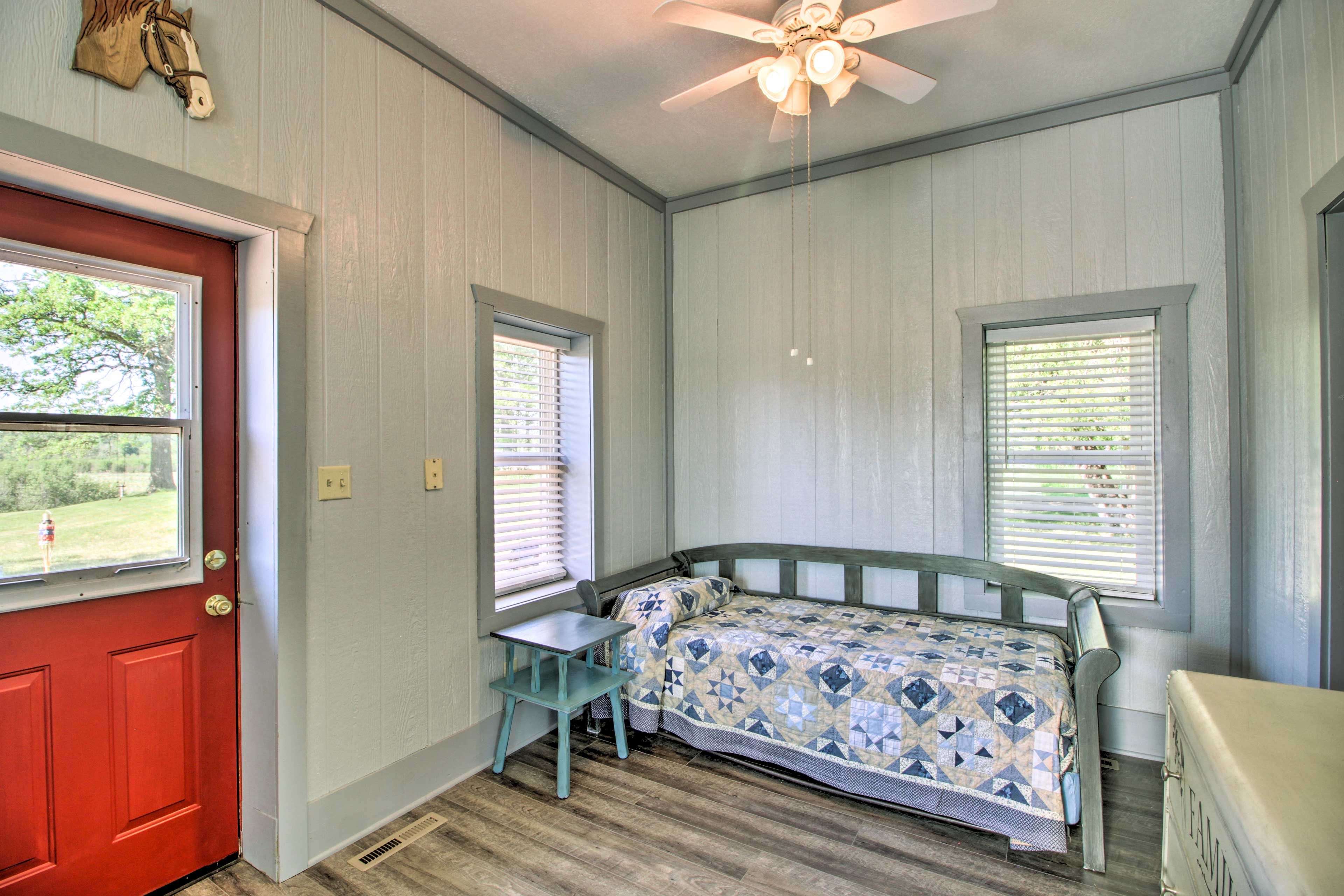 Living Room | Twin Bed w/ Twin Trundle Bed