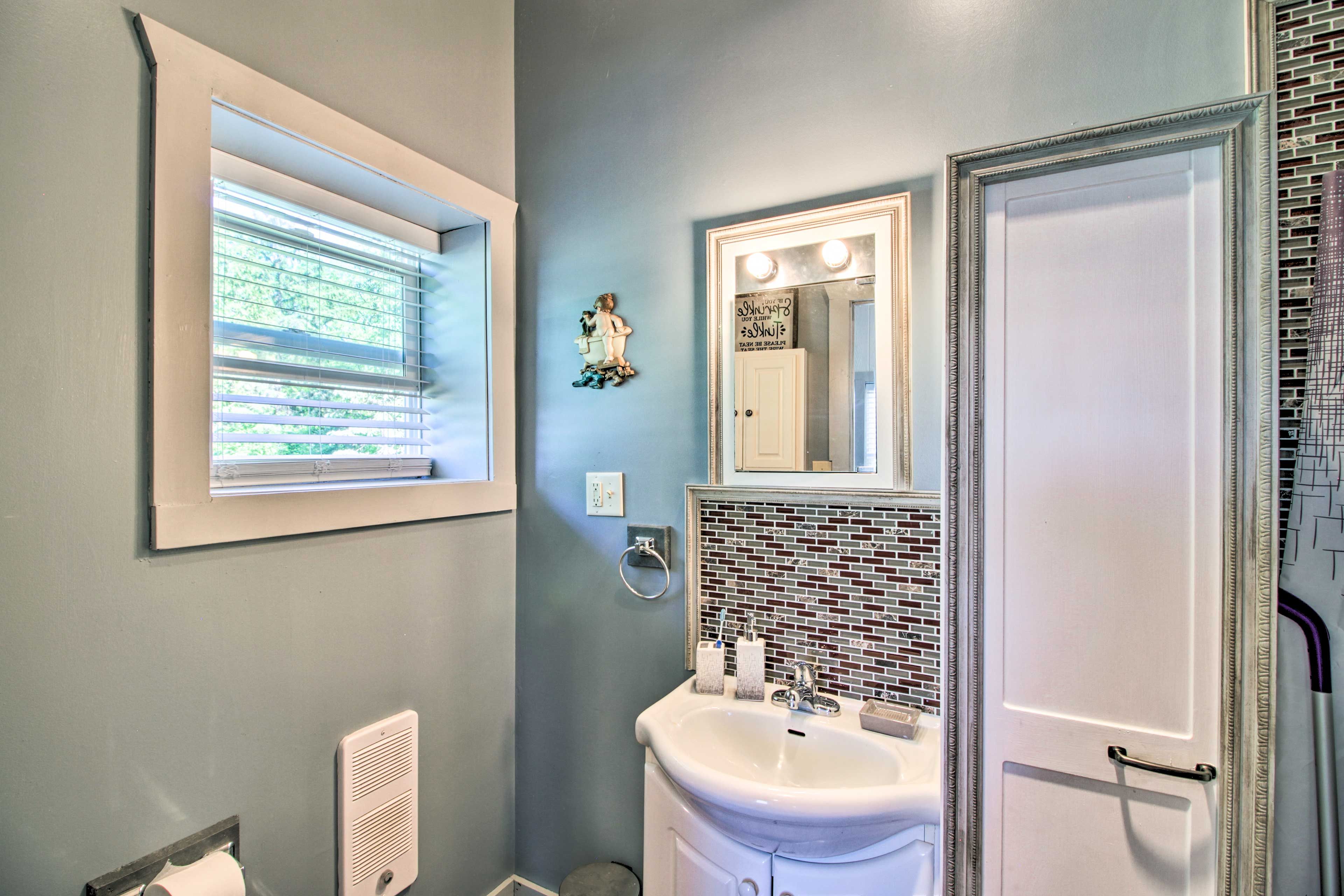 Full Bathroom | Towels Provided