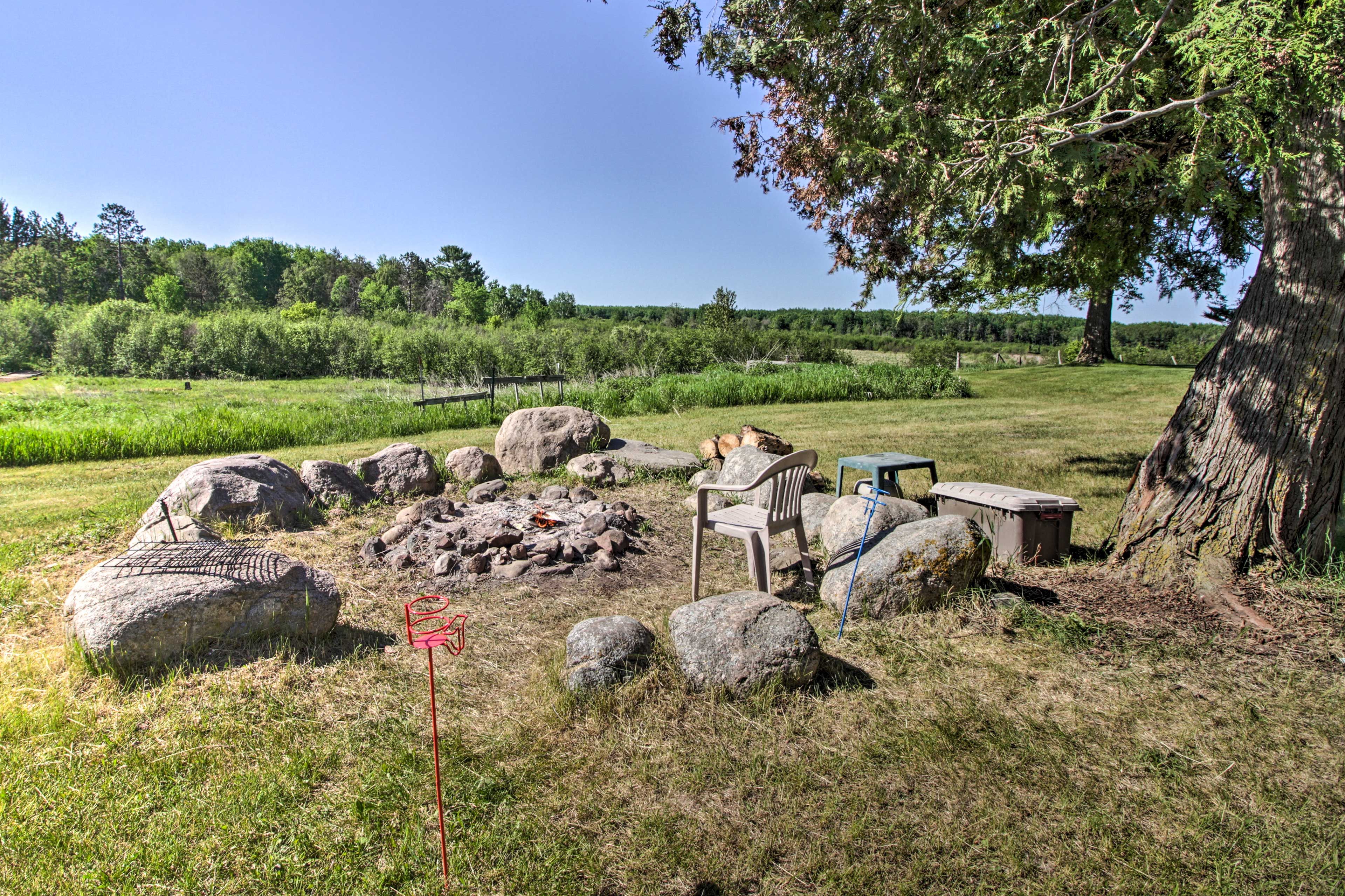 Private Backyard | Fire Pit | Pet Friendly w/ Fee (Dogs & Horses Only)