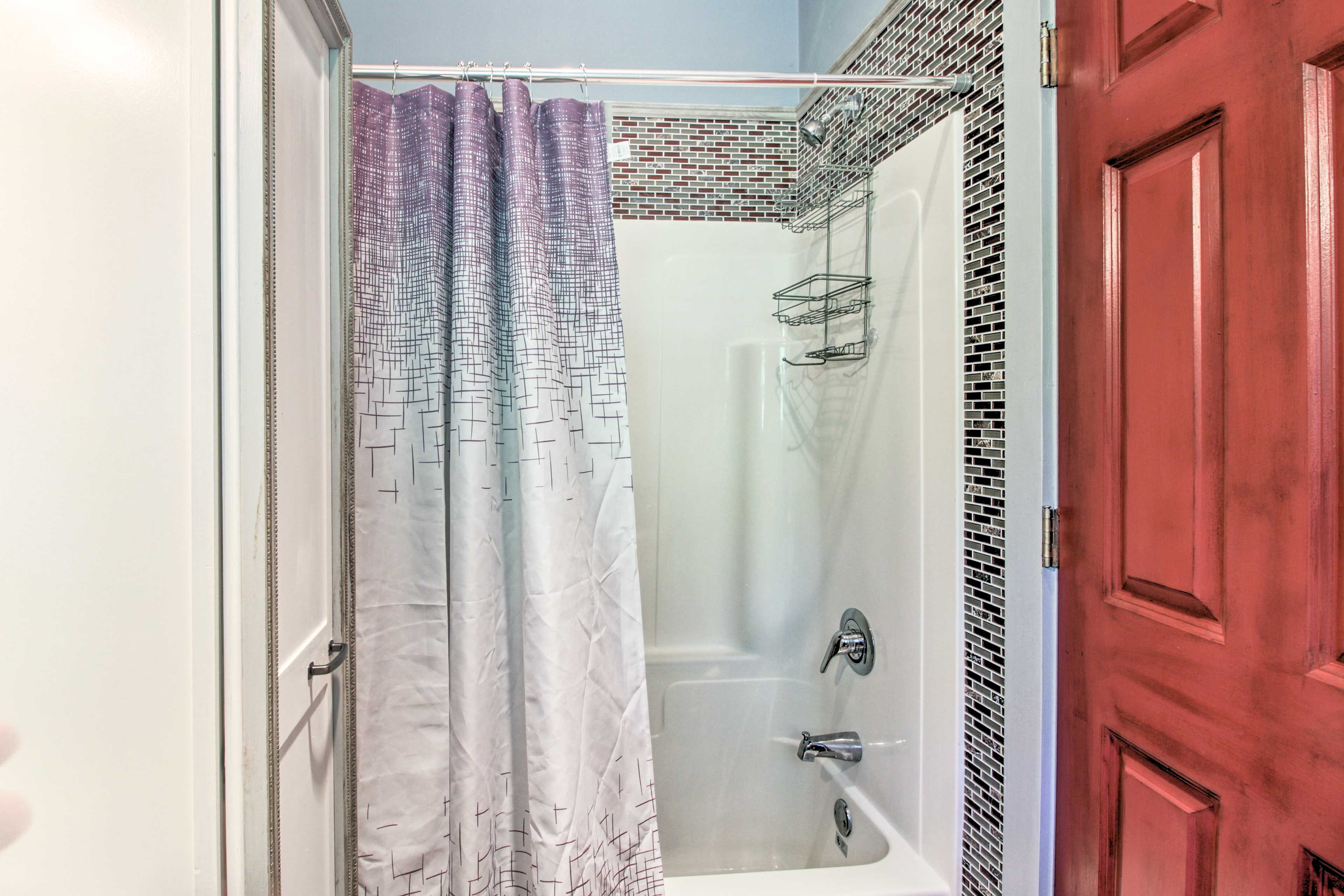 Full Bathroom | Complimentary Toiletries
