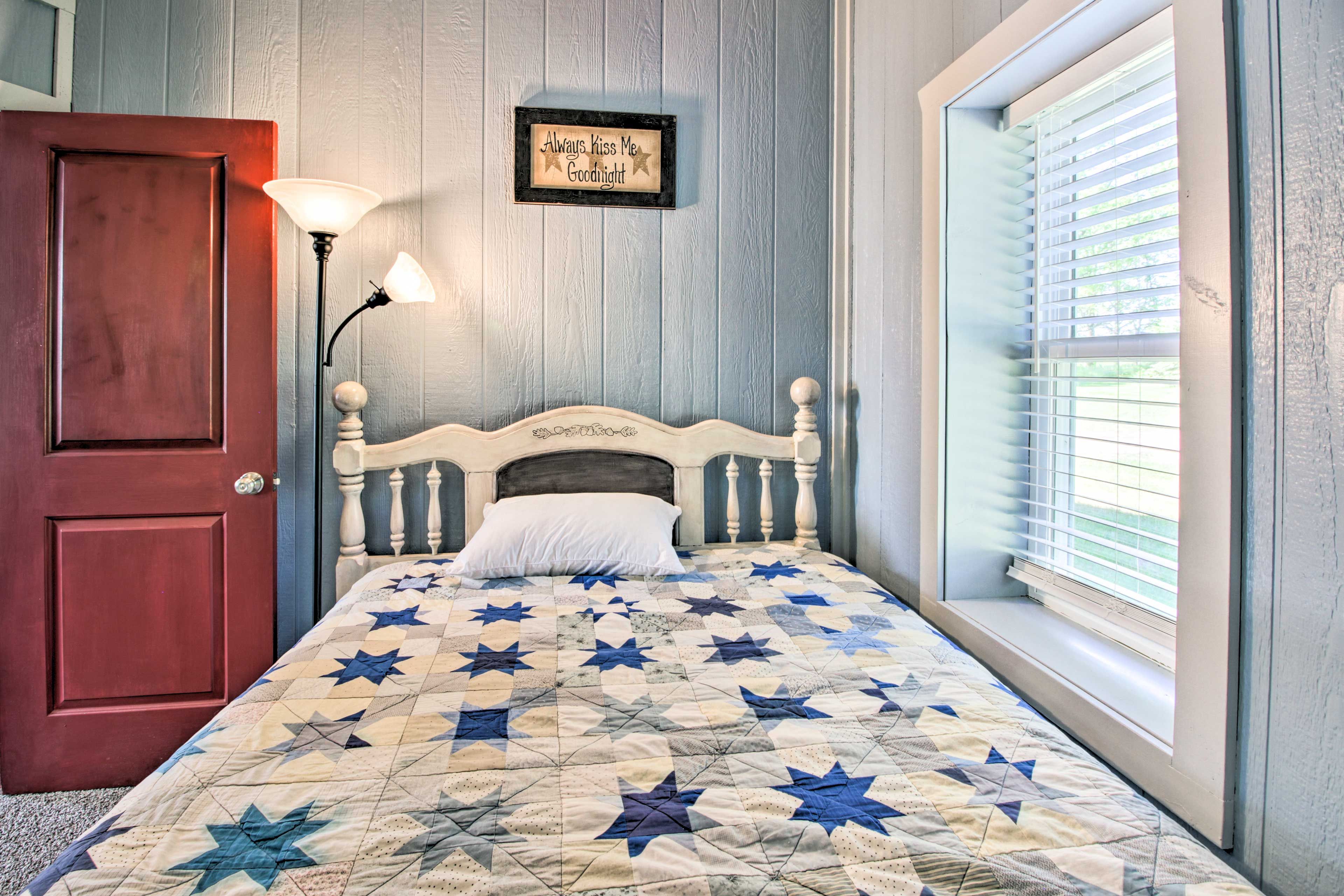 Bedroom | Queen Bed | Linens Provided
