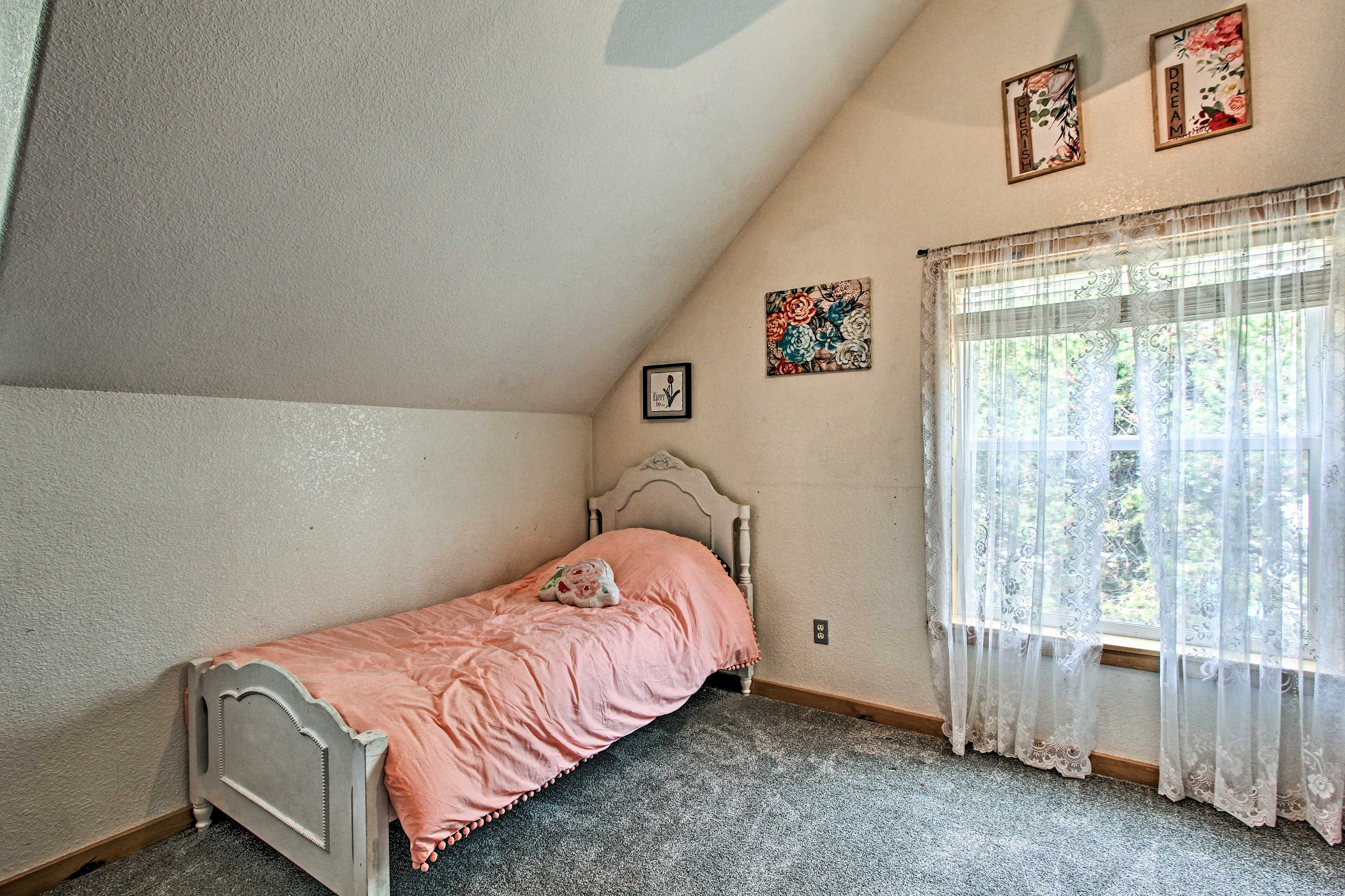 Bedroom 2 | Twin Bed | 2nd Floor