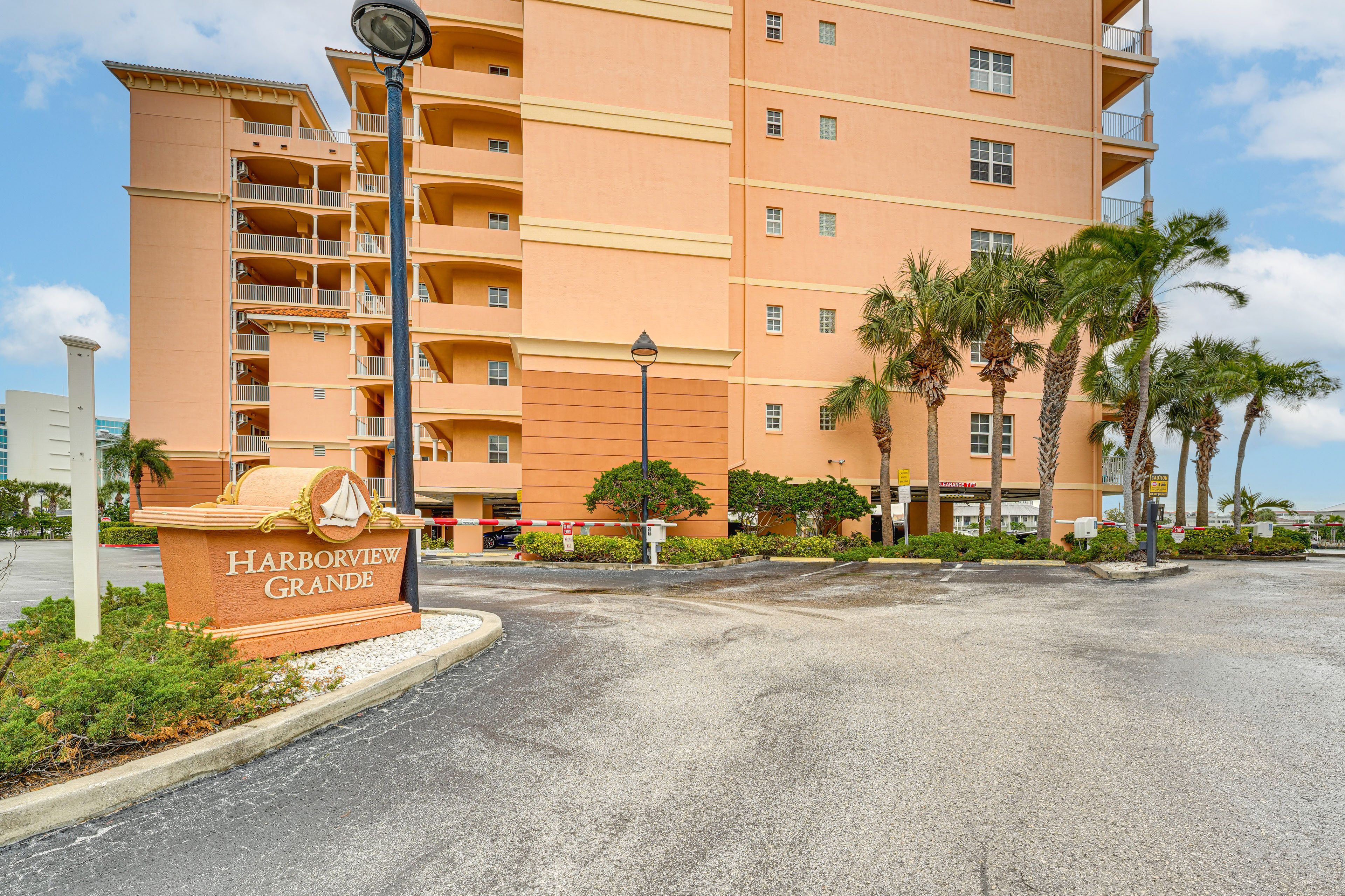 Exterior | Community Parking Lot (1 Vehicle)