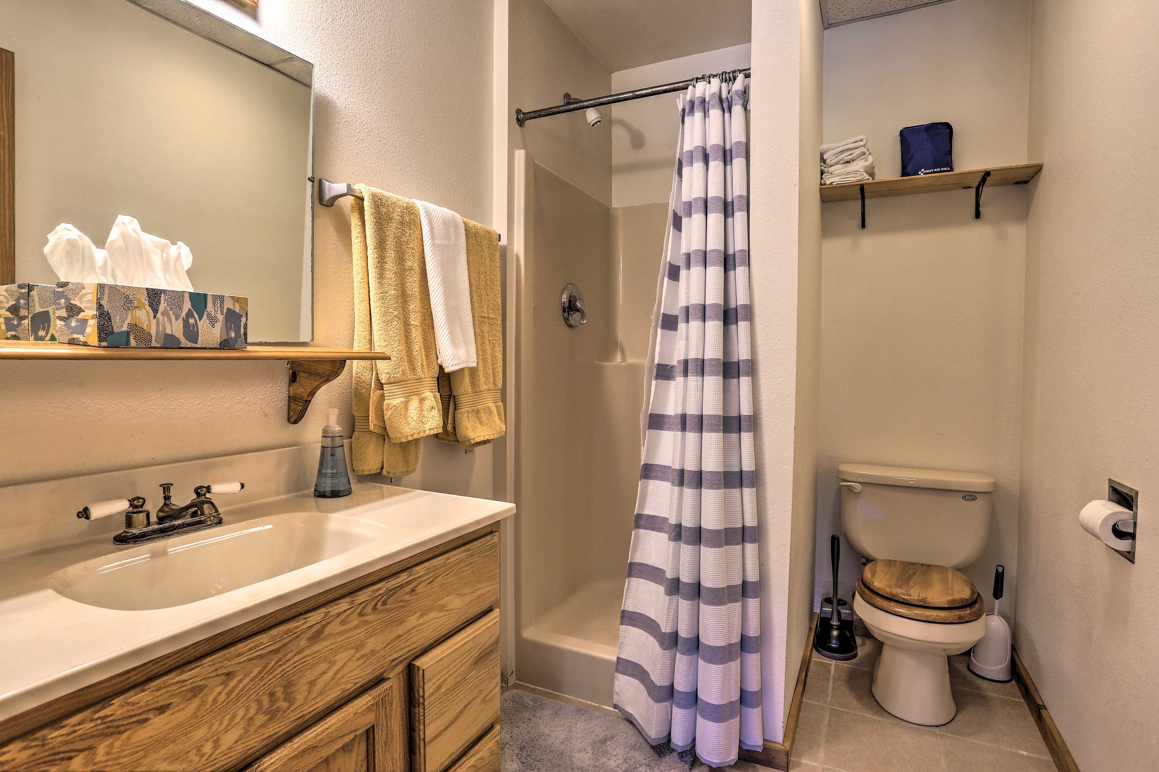 Full Bathroom | Towels Provided | Ground Floor